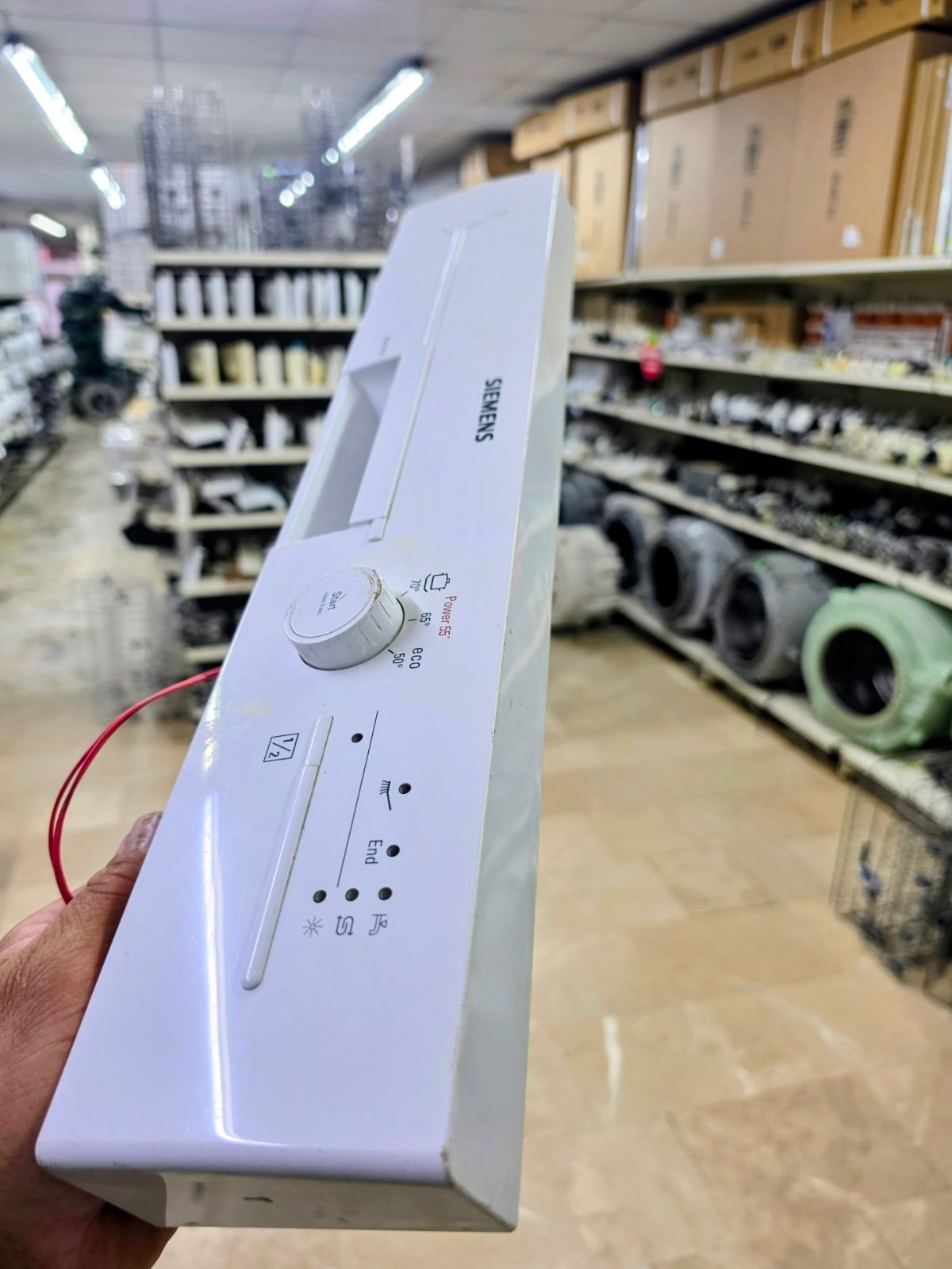 Siemens SN23E200TR model bulaşık makinesi ile birebir uyumlu orijinal plastik ön kumanda paneli, açma/kapama ve program seçim tuş grubu. Durumu: Temiz, kırık/çatlak bulunmayan sağlam durumdadır. Kart içermemektedir, sadece plastik panel grubudur. Uyumlu Model: Siemens SN23E200TR bulaşık makinesi Firma & İletişim / Mağaza Adresi: Özdur Teknik Beyaz Eşya Yedek Parça Adres: Telsizler Mah., Eski Belediye Cd. No:10/A, Gültepe (Polis Karakolu Sokağı), Kağıthane / İstanbul Telefon: 0212 270 66 36 WhatsApp: 0553 955 66 36