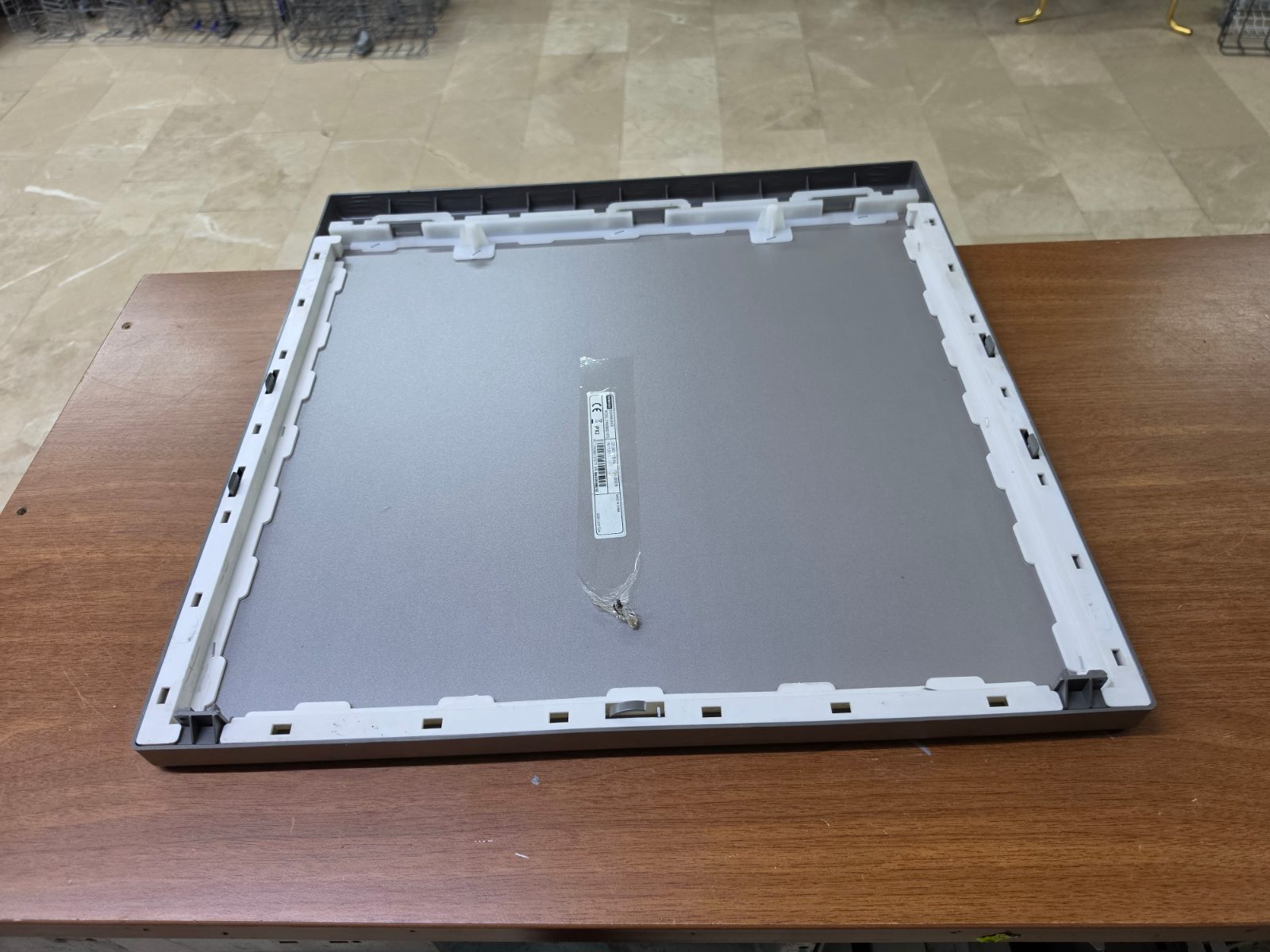 Samsung Bulaşık Makinesi Üst Tabla / Kapak (Gri - Inox) - DW60M5010FS Samsung marka DW60M5010FS model bulaşık makineleri ile uyumlu orijinal gri/inox üst tabladır. Çıkma/orijinal ve temiz durumdadır. Montaj tırnakları sağlamdır. Özdur Teknik / Gültepe garantisi ve güvencesiyle satışa sunulmuştur. — görsel 2