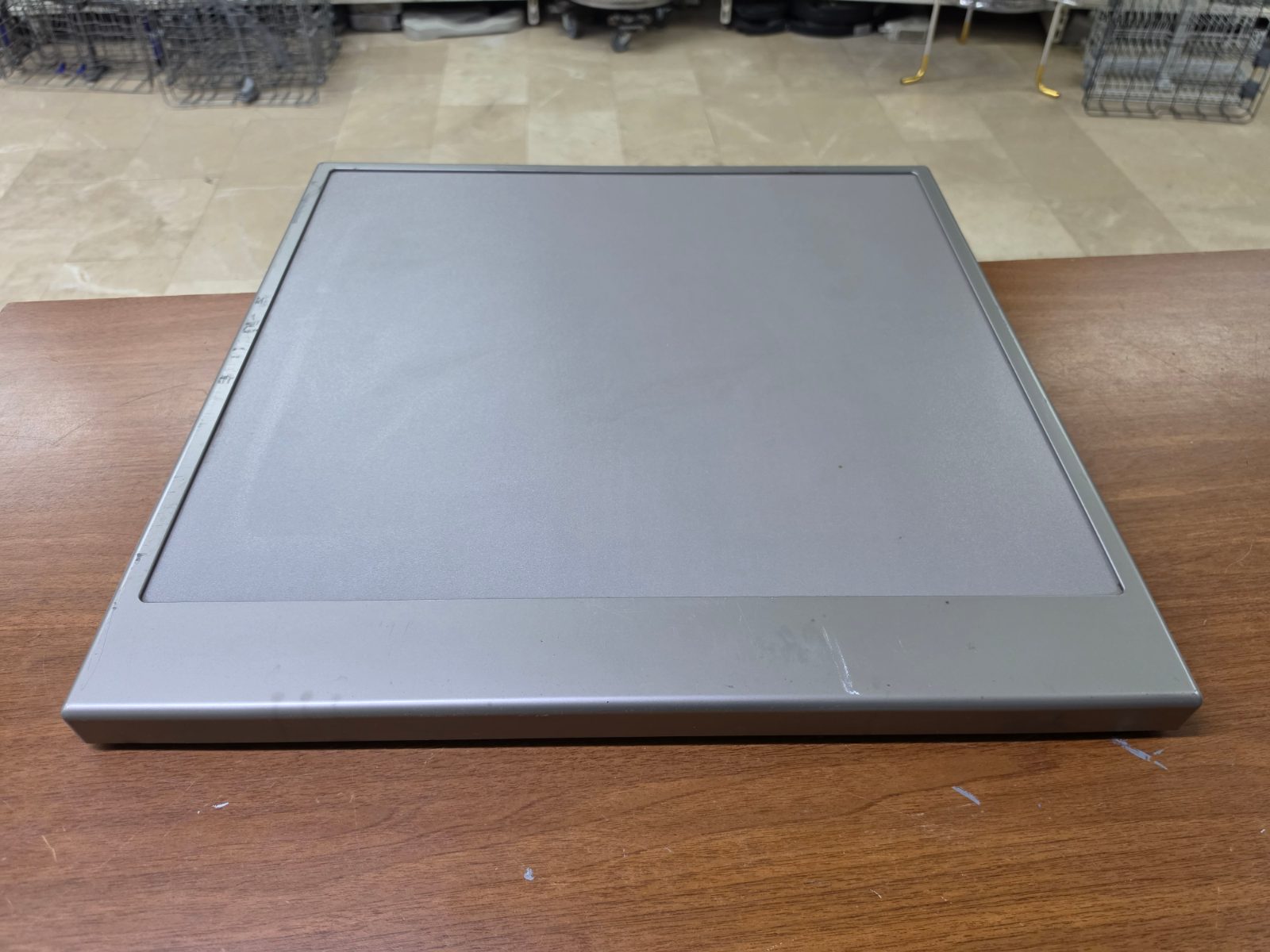 Samsung Bulaşık Makinesi Üst Tabla / Kapak (Gri - Inox) - DW60M5010FS Samsung marka DW60M5010FS model bulaşık makineleri ile uyumlu orijinal gri/inox üst tabladır. Çıkma/orijinal ve temiz durumdadır. Montaj tırnakları sağlamdır. Özdur Teknik / Gültepe garantisi ve güvencesiyle satışa sunulmuştur. — görsel 3