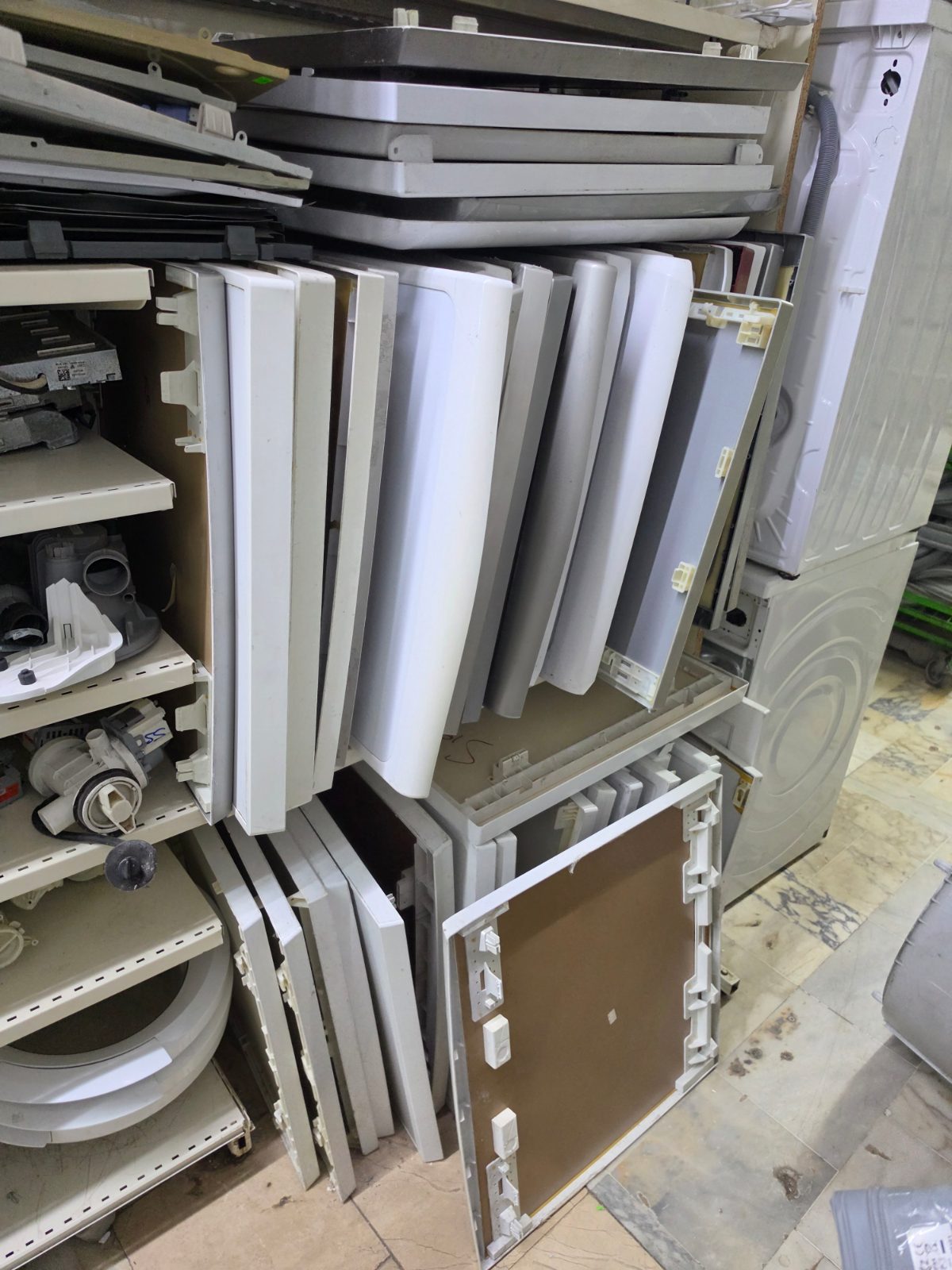 Samsung Bulaşık Makinesi Üst Tabla / Kapak (Gri - Inox) - DW60M5010FS Samsung marka DW60M5010FS model bulaşık makineleri ile uyumlu orijinal gri/inox üst tabladır. Çıkma/orijinal ve temiz durumdadır. Montaj tırnakları sağlamdır. Özdur Teknik / Gültepe garantisi ve güvencesiyle satışa sunulmuştur. — görsel 6