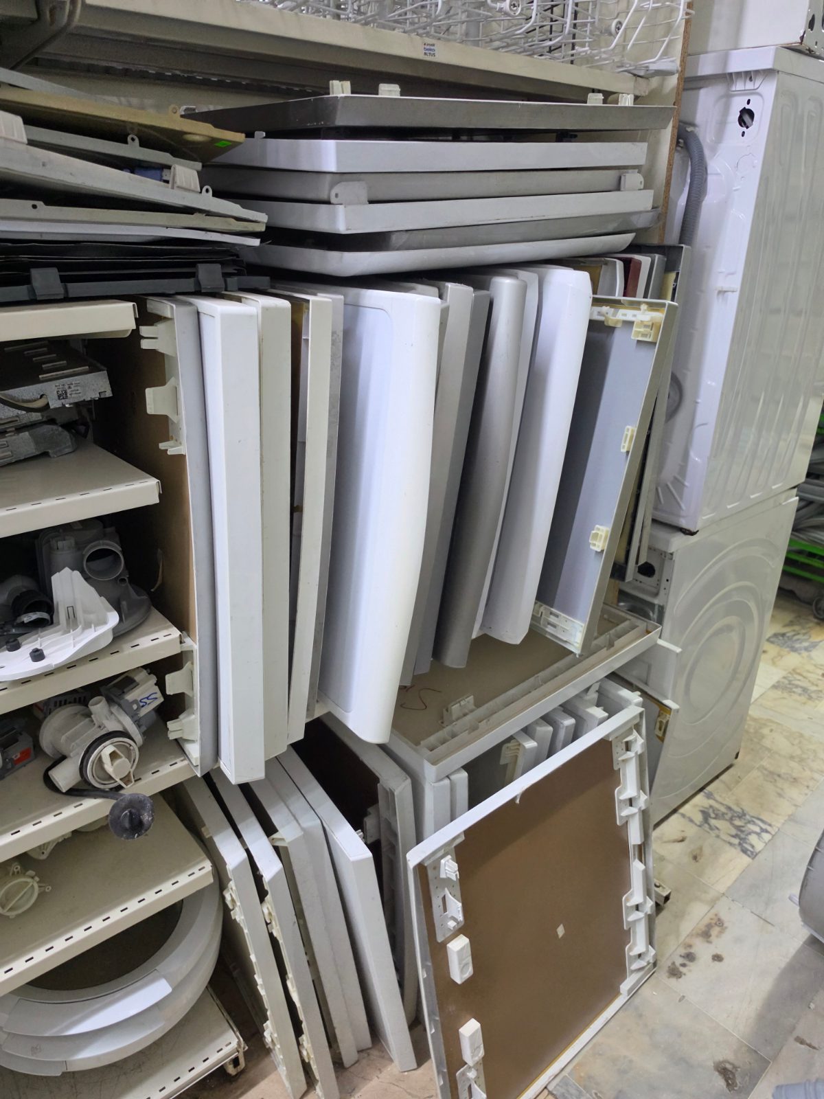 Samsung Bulaşık Makinesi Üst Tabla / Kapak (Gri - Inox) - DW60M5010FS Samsung marka DW60M5010FS model bulaşık makineleri ile uyumlu orijinal gri/inox üst tabladır. Çıkma/orijinal ve temiz durumdadır. Montaj tırnakları sağlamdır. Özdur Teknik / Gültepe garantisi ve güvencesiyle satışa sunulmuştur. — görsel 7