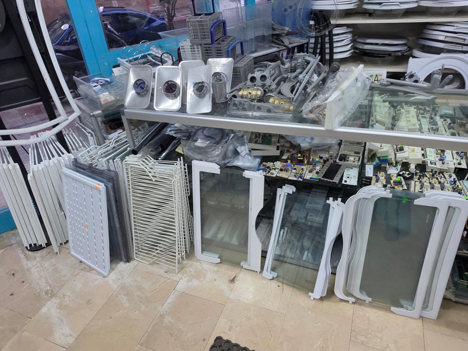 Bosch KSU49631NE/04 Model Orijinal Cam Buzdolabı Rafı  ​Marka / Model: Bosch KSU49631NE / KSU49631NE/04 (FD 8612)   ​Durumu: 2. El / Çıkma (Temiz, sağlam ve kullanıma hazırdır)   ​Türü: Plastik çerçeveli orijinal cam raf   ​Derinlik: Yaklaşık 36 - 37 cm   ​Özdur Teknik - Gültepe / Kağıthane / İstanbul  Tüm Türkiye’ye kargo imkanı mevcuttur. Dilerseniz mağazamızdan gelip teslim alabilirsiniz. Farklı model ve marka beyaz eşya yedek parça ihtiyaçlarınız için de iletişime geçebilirsiniz. — görsel 16