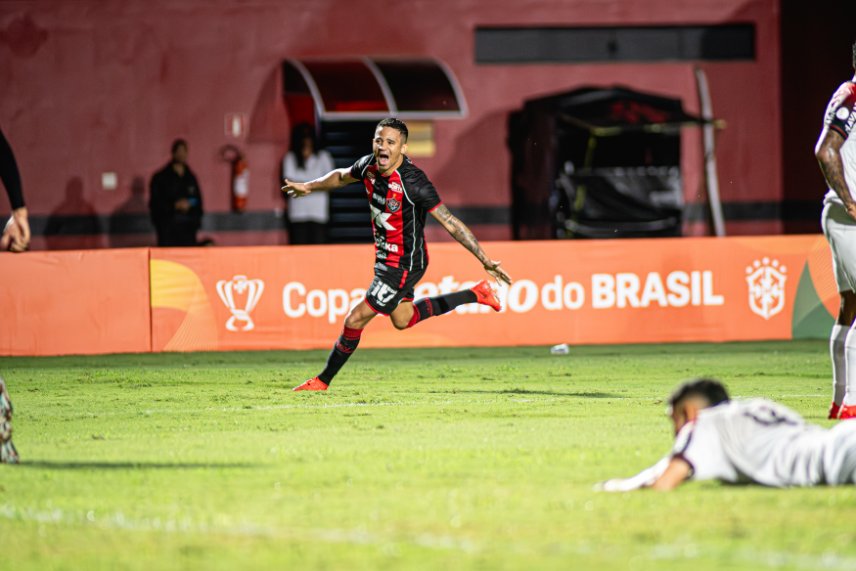Em noite memorável, o Vitória reverte a vantagem do Athletico-PR com goleada histórica e avança para as quartas de final da Copa do Brasil.