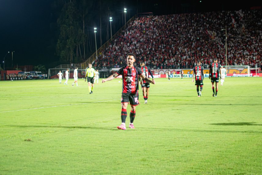 Vitória vence o Botafogo no Barradão, encerra sequência negativa e respira no Brasileirão