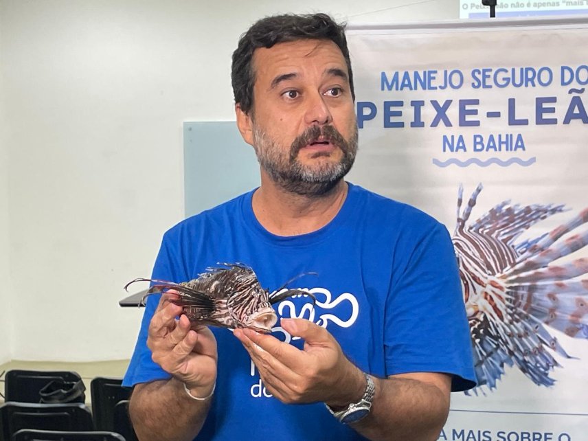 Técnicos da Prefeitura de Lauro de Freitas passam por capacitação para conter avanço de peixe-leão nas praias