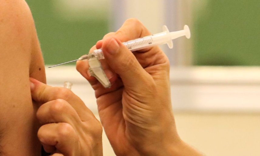 SUS começa a oferecer vacina pneumocócica 20 para idosos com 85 anos ou mais