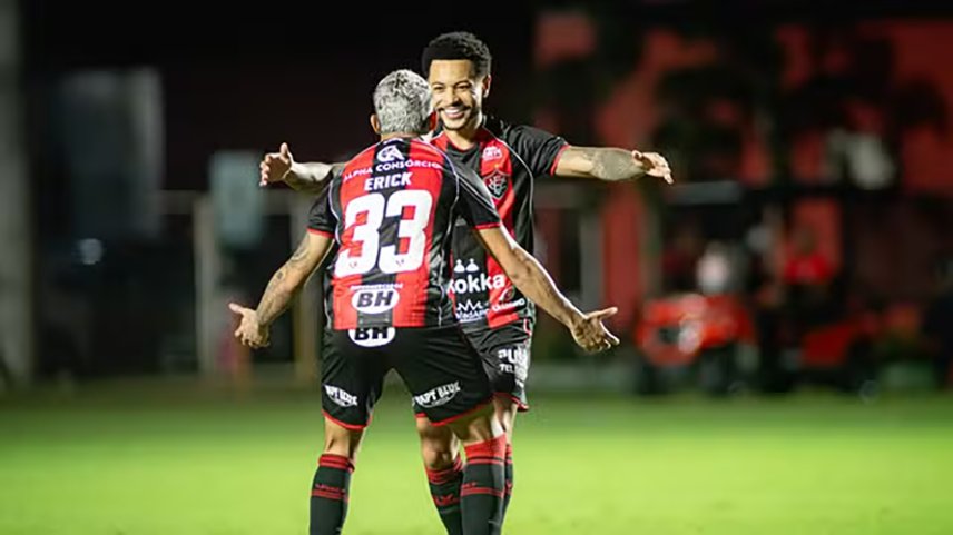 Vitória goleia Chapecoense e ganha fôlego no Brasileirão