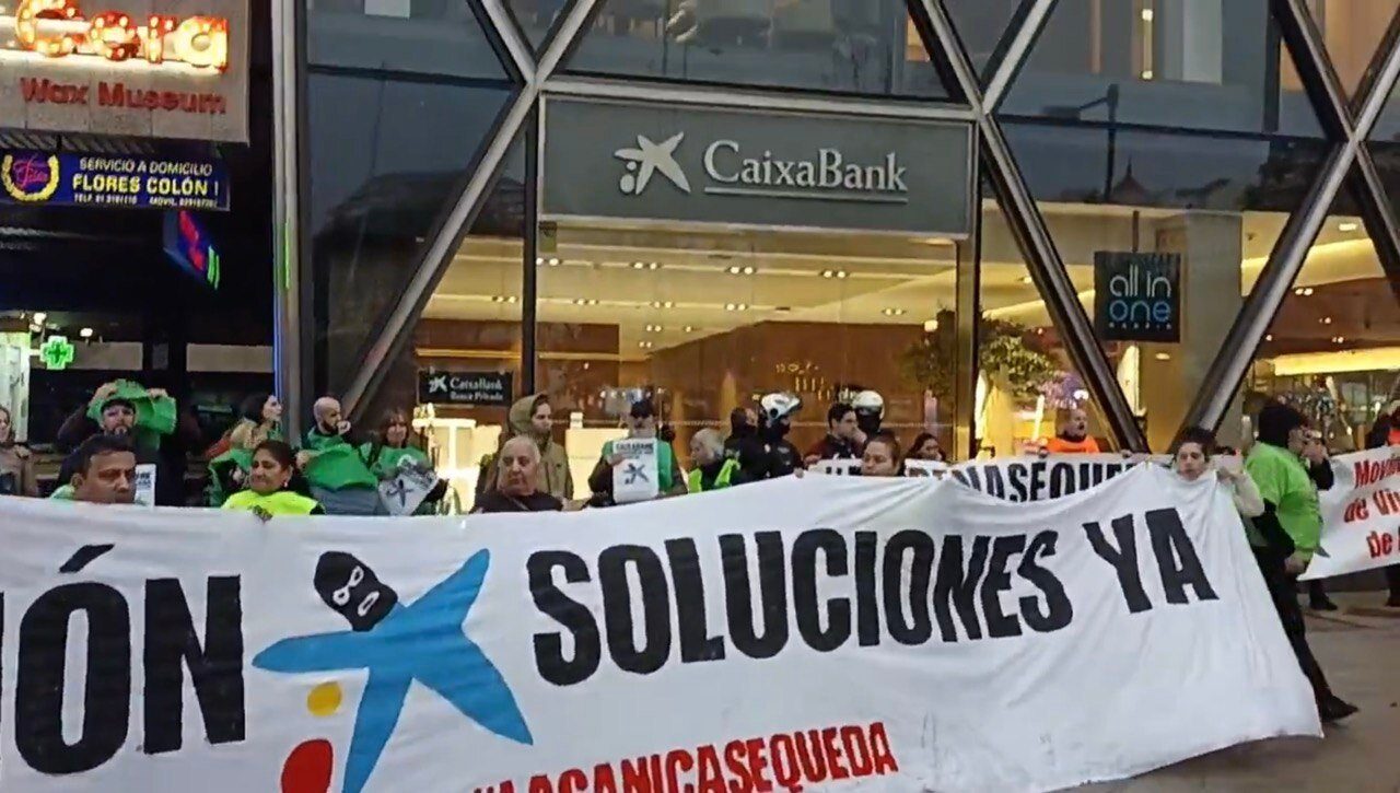 CaixaBank. Desahucia, invierte en armas y patrocina el Festival de las Ideas