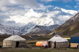 Пик Юхина расположен на северной стороне Заалайского хребта, у подножия всемирно известного семитысячника – пика Ленина (7134 м). Маршрут не представляет технической сложности: здесь нет крутых стен или опасных ледовых участков, поэтому специальной альпинистской подготовки не требуется. Отличный вариант для всех путешественников, имеющих опыт треккинга.

С вершины открываются невероятные виды: величественная северная стена пика Ленина, заснеженные цепи Заалайского хребта и бескрайняя Алайская долина.

Этот тур – идеальная возможность испытать себя на высоте более 5000 метров, почувствовать мощь заснеженных гор и окунуться в настоящую альпинистскую атмосферу.
