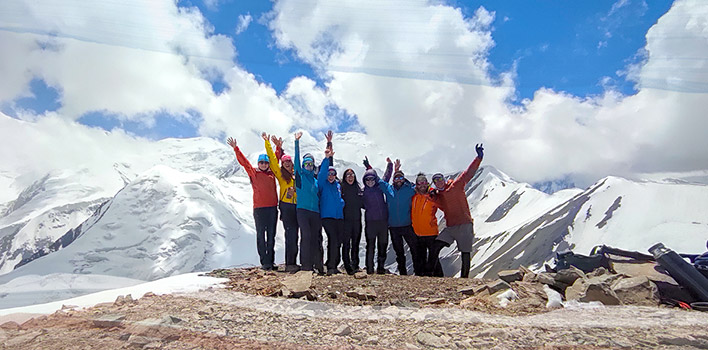 Пик Юхина расположен на северной стороне Заалайского хребта, у подножия всемирно известного семитысячника – пика Ленина (7134 м). Маршрут не представляет технической сложности: здесь нет крутых стен или опасных ледовых участков, поэтому специальной альпинистской подготовки не требуется. Отличный вариант для всех путешественников, имеющих опыт треккинга.

С вершины открываются невероятные виды: величественная северная стена пика Ленина, заснеженные цепи Заалайского хребта и бескрайняя Алайская долина.

Этот тур – идеальная возможность испытать себя на высоте более 5000 метров, почувствовать мощь заснеженных гор и окунуться в настоящую альпинистскую атмосферу.
