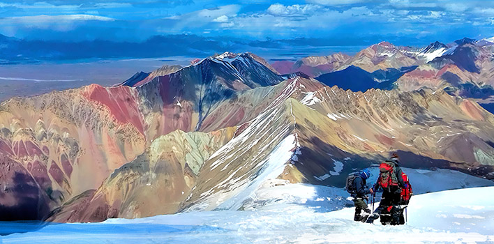 Пик Юхина расположен на северной стороне Заалайского хребта, у подножия всемирно известного семитысячника – пика Ленина (7134 м). Маршрут не представляет технической сложности: здесь нет крутых стен или опасных ледовых участков, поэтому специальной альпинистской подготовки не требуется. Отличный вариант для всех путешественников, имеющих опыт треккинга.

С вершины открываются невероятные виды: величественная северная стена пика Ленина, заснеженные цепи Заалайского хребта и бескрайняя Алайская долина.

Этот тур – идеальная возможность испытать себя на высоте более 5000 метров, почувствовать мощь заснеженных гор и окунуться в настоящую альпинистскую атмосферу.
