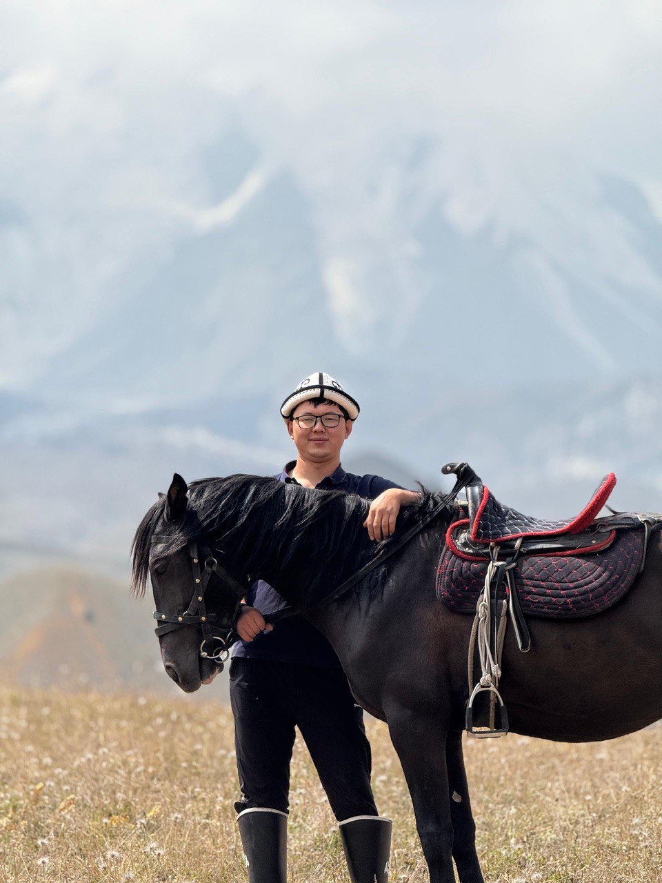Погрузитесь в уникальное приключение с Памир Номад — верховая езда по живописным долинам и горам Памира. Наш тур подходит как для новичков, так и для опытных всадников, сочетая активный отдых с культурными открытиями.

Вы увидите кристально чистые горные реки, зелёные луга, высокогорные озёра и величественные пики, которые открываются только тем, кто решается отправиться в путешествие верхом.

Каждый день путешествия наполнен новыми впечатлениями: лёгкие прогулки для привыкания к лошадям, подъемы на горные перевалы, остановки для фотографий и отдых на природе.

Наши лошади спокойные, дружелюбные и подготовленные к разной местности. Опытные гиды сопровождают группу, обеспечивая безопасность и комфорт на всём маршруте.

Тур включает не только верховую езду, но и знакомство с культурой и традициями местных жителей: посещение деревень, мастер-классы по национальной кухне и вечера с фольклорной музыкой.

Мы заботимся о вашем питании: завтраки, обеды и ужины готовятся из свежих местных продуктов, с возможностью учитывать индивидуальные предпочтения.

Для участия достаточно удобной одежды, тёплых вещей для вечера и головного убора. Фотоаппарат обязательно пригодится для запечатления красот Памира.

Конный тур с Памир Номад — это не просто путешествие, а возможность открыть для себя природу, культуру и почувствовать свободу, которую дарит верховая езда.