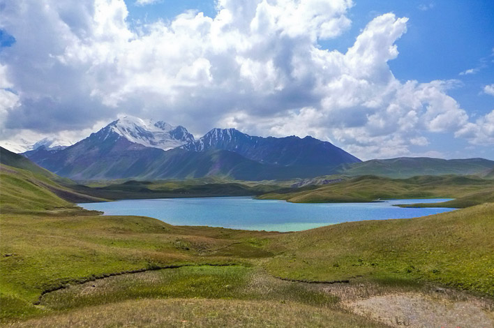 Пик Ленина (7134 м) — один из самых доступных семитысячников в мире и настоящий символ Памира. Он расположен на границе Кыргызстана и Таджикистана, в живописном Заалайском хребте. Эта гора притягивает путешественников, альпинистов и фотографов со всего мира своей величественной красотой и невероятными пейзажами.

Снежная вершина Пика Ленина видна за десятки километров, особенно впечатляюще она выглядит на рассвете, когда первые лучи солнца окрашивают ледники в золотые и розовые оттенки.

Компания Памир Номад организует туры и экспедиции к подножию Пика Ленина — это возможность увидеть одну из самых красивых гор Азии без необходимости профессионального альпинизма.

Наши маршруты проходят через высокогорные долины, цветущие луга, реки и пастбища, где пасутся яки и лошади. По пути вы сможете познакомиться с культурой местных кочевников, попробовать традиционные блюда и пожить в уютных юртах.

Для более опытных путешественников предусмотрены программы восхождения с профессиональными гидами, полным снаряжением и поддержкой на каждом этапе.

Путешествие к Пику Ленина — это не просто тур, а встреча с настоящим Памиром: с его ветрами, ледниками, чистым воздухом и непередаваемым чувством свободы. Здесь время словно замедляется, а природа показывает всю свою мощь и гармонию.

Тур с Памир Номад подарит вам вдохновение, новые силы и воспоминания, которые останутся на всю жизнь.