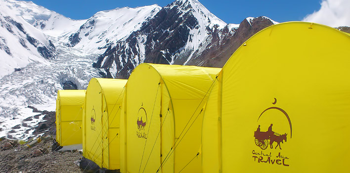 Пик Ленина (7134 м) — один из самых доступных семитысячников в мире и настоящий символ Памира. Он расположен на границе Кыргызстана и Таджикистана, в живописном Заалайском хребте. Эта гора притягивает путешественников, альпинистов и фотографов со всего мира своей величественной красотой и невероятными пейзажами.

Снежная вершина Пика Ленина видна за десятки километров, особенно впечатляюще она выглядит на рассвете, когда первые лучи солнца окрашивают ледники в золотые и розовые оттенки.

Компания Памир Номад организует туры и экспедиции к подножию Пика Ленина — это возможность увидеть одну из самых красивых гор Азии без необходимости профессионального альпинизма.

Наши маршруты проходят через высокогорные долины, цветущие луга, реки и пастбища, где пасутся яки и лошади. По пути вы сможете познакомиться с культурой местных кочевников, попробовать традиционные блюда и пожить в уютных юртах.

Для более опытных путешественников предусмотрены программы восхождения с профессиональными гидами, полным снаряжением и поддержкой на каждом этапе.

Путешествие к Пику Ленина — это не просто тур, а встреча с настоящим Памиром: с его ветрами, ледниками, чистым воздухом и непередаваемым чувством свободы. Здесь время словно замедляется, а природа показывает всю свою мощь и гармонию.

Тур с Памир Номад подарит вам вдохновение, новые силы и воспоминания, которые останутся на всю жизнь.