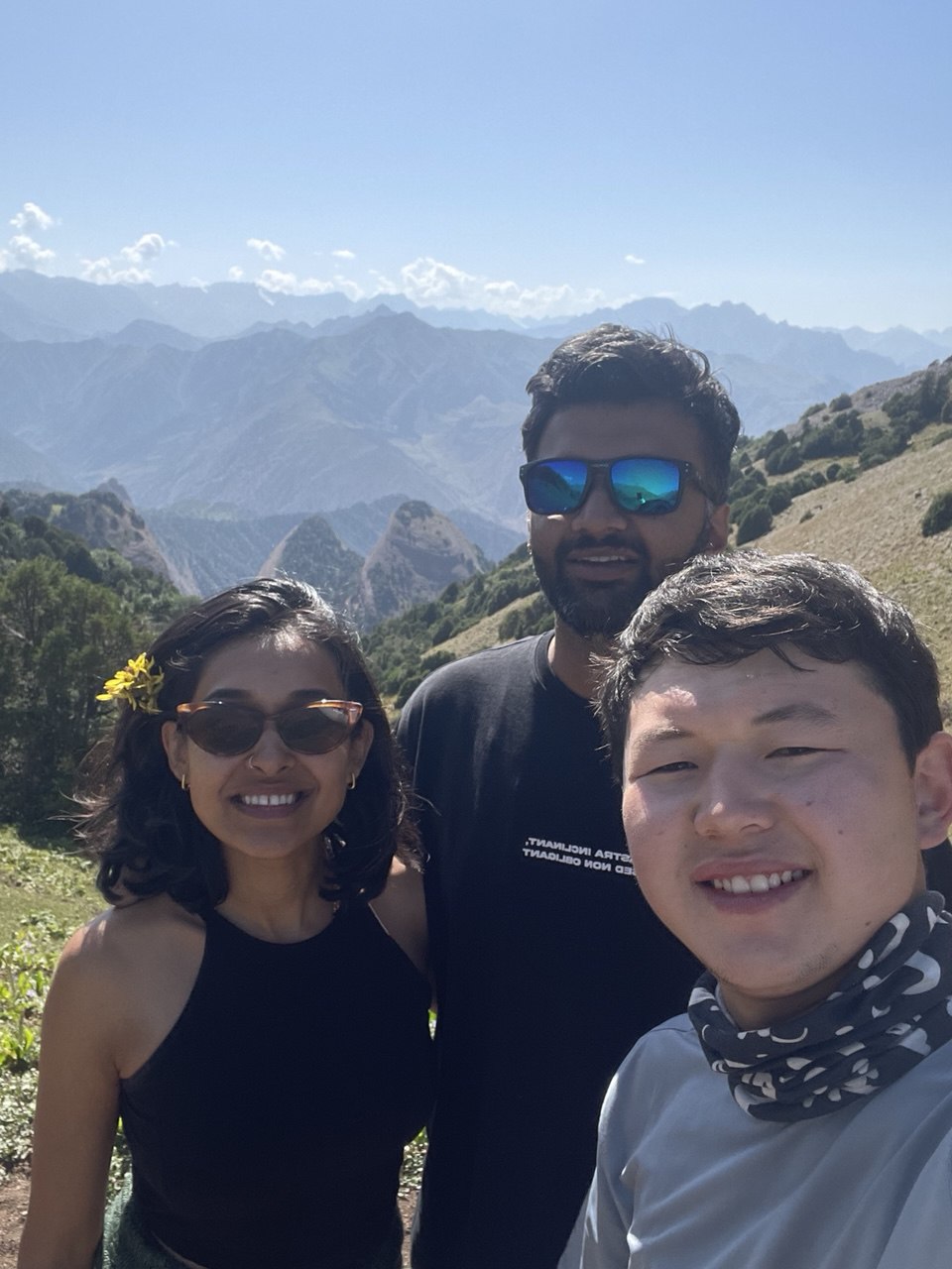 Треккинг-тур по Алайским горам — это захватывающее путешествие в самое сердце Памиро-Алайской горной системы. Маршрут объединяет высокогорные перевалы, альпийские озёра, просторные долины и аутентичный уклад жизни кочевых народов.

Тур предназначен для любителей природы и физически подготовленных путешественников и открывает одни из самых живописных и при этом малоизученных регионов Кыргызстана.

В рамках тура вы:
• преодолеете перевалы высотой более 4 000 метров;
• насладитесь панорамными видами на пик Ленина;
• проведёте ночи в традиционных юртовых лагерях;
• познакомитесь с повседневной жизнью местного населения;
• ощутите полное единение с природой.