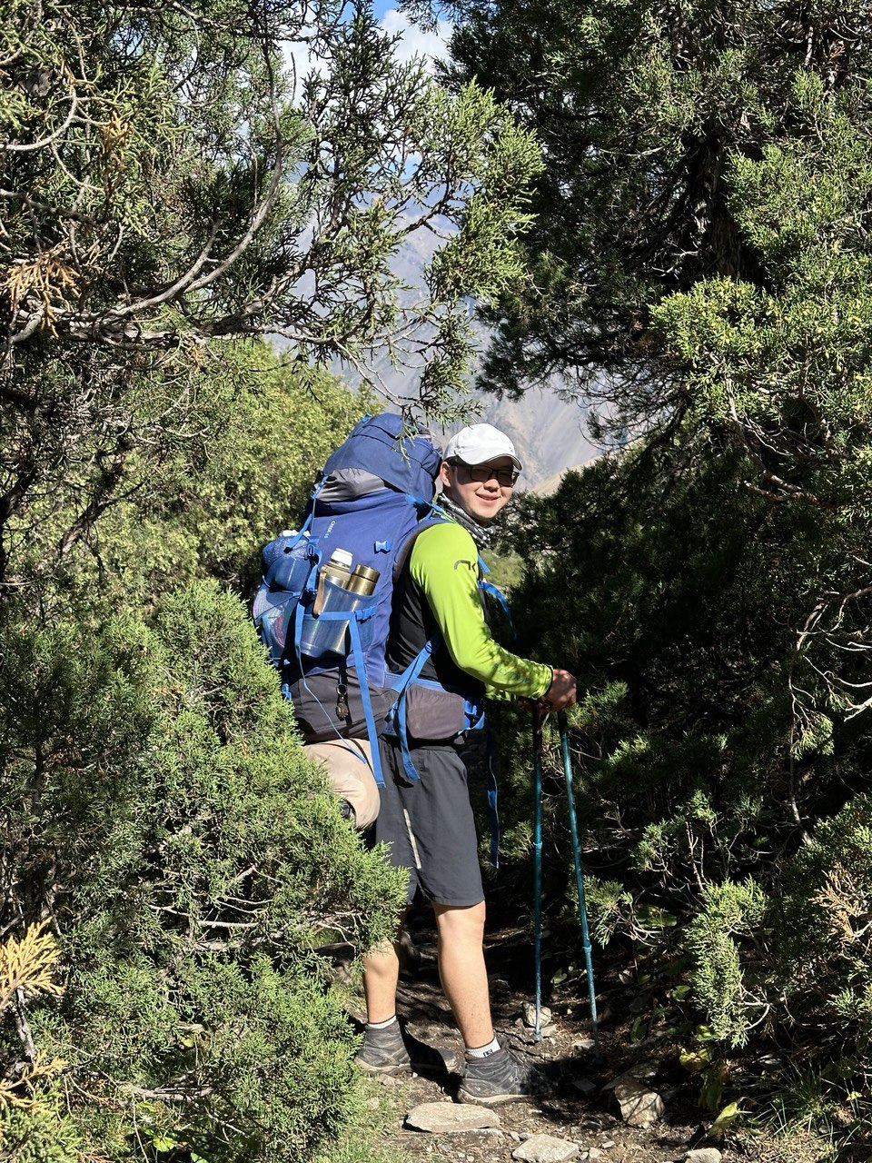 Треккинг-тур по Алайским горам — это захватывающее путешествие в самое сердце Памиро-Алайской горной системы. Маршрут объединяет высокогорные перевалы, альпийские озёра, просторные долины и аутентичный уклад жизни кочевых народов.

Тур предназначен для любителей природы и физически подготовленных путешественников и открывает одни из самых живописных и при этом малоизученных регионов Кыргызстана.

В рамках тура вы:
• преодолеете перевалы высотой более 4 000 метров;
• насладитесь панорамными видами на пик Ленина;
• проведёте ночи в традиционных юртовых лагерях;
• познакомитесь с повседневной жизнью местного населения;
• ощутите полное единение с природой.