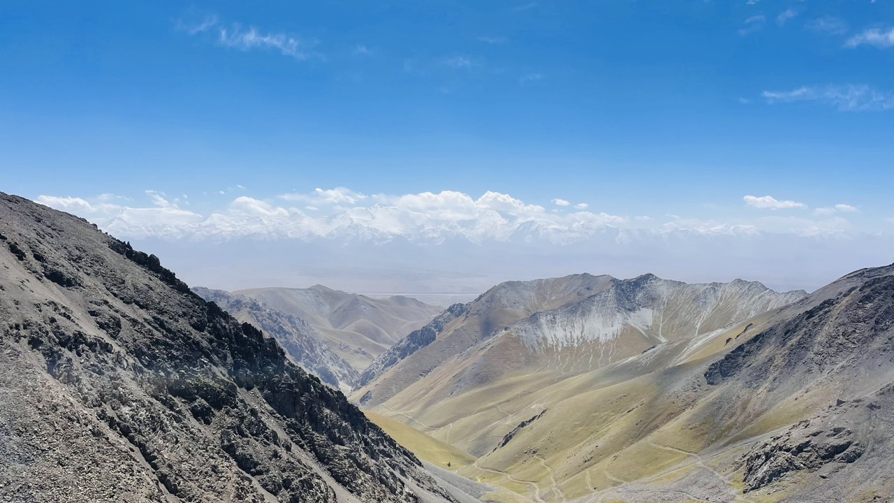 Треккинг-тур по Алайским горам — это захватывающее путешествие в самое сердце Памиро-Алайской горной системы. Маршрут объединяет высокогорные перевалы, альпийские озёра, просторные долины и аутентичный уклад жизни кочевых народов.

Тур предназначен для любителей природы и физически подготовленных путешественников и открывает одни из самых живописных и при этом малоизученных регионов Кыргызстана.

В рамках тура вы:
• преодолеете перевалы высотой более 4 000 метров;
• насладитесь панорамными видами на пик Ленина;
• проведёте ночи в традиционных юртовых лагерях;
• познакомитесь с повседневной жизнью местного населения;
• ощутите полное единение с природой.