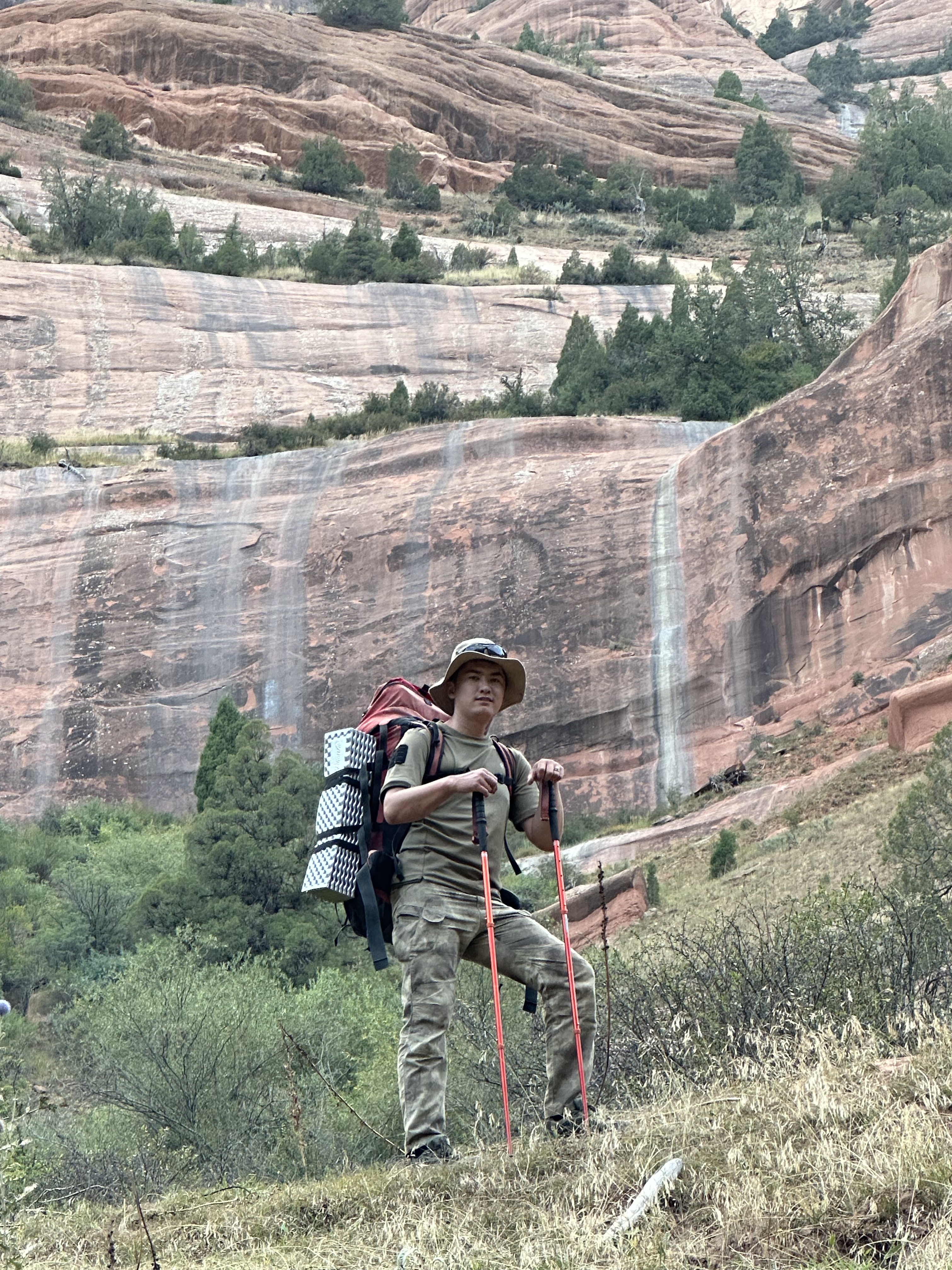 Треккинг-тур по Алайским горам — это захватывающее путешествие в самое сердце Памиро-Алайской горной системы. Маршрут объединяет высокогорные перевалы, альпийские озёра, просторные долины и аутентичный уклад жизни кочевых народов.

Тур предназначен для любителей природы и физически подготовленных путешественников и открывает одни из самых живописных и при этом малоизученных регионов Кыргызстана.

В рамках тура вы:
• преодолеете перевалы высотой более 4 000 метров;
• насладитесь панорамными видами на пик Ленина;
• проведёте ночи в традиционных юртовых лагерях;
• познакомитесь с повседневной жизнью местного населения;
• ощутите полное единение с природой.