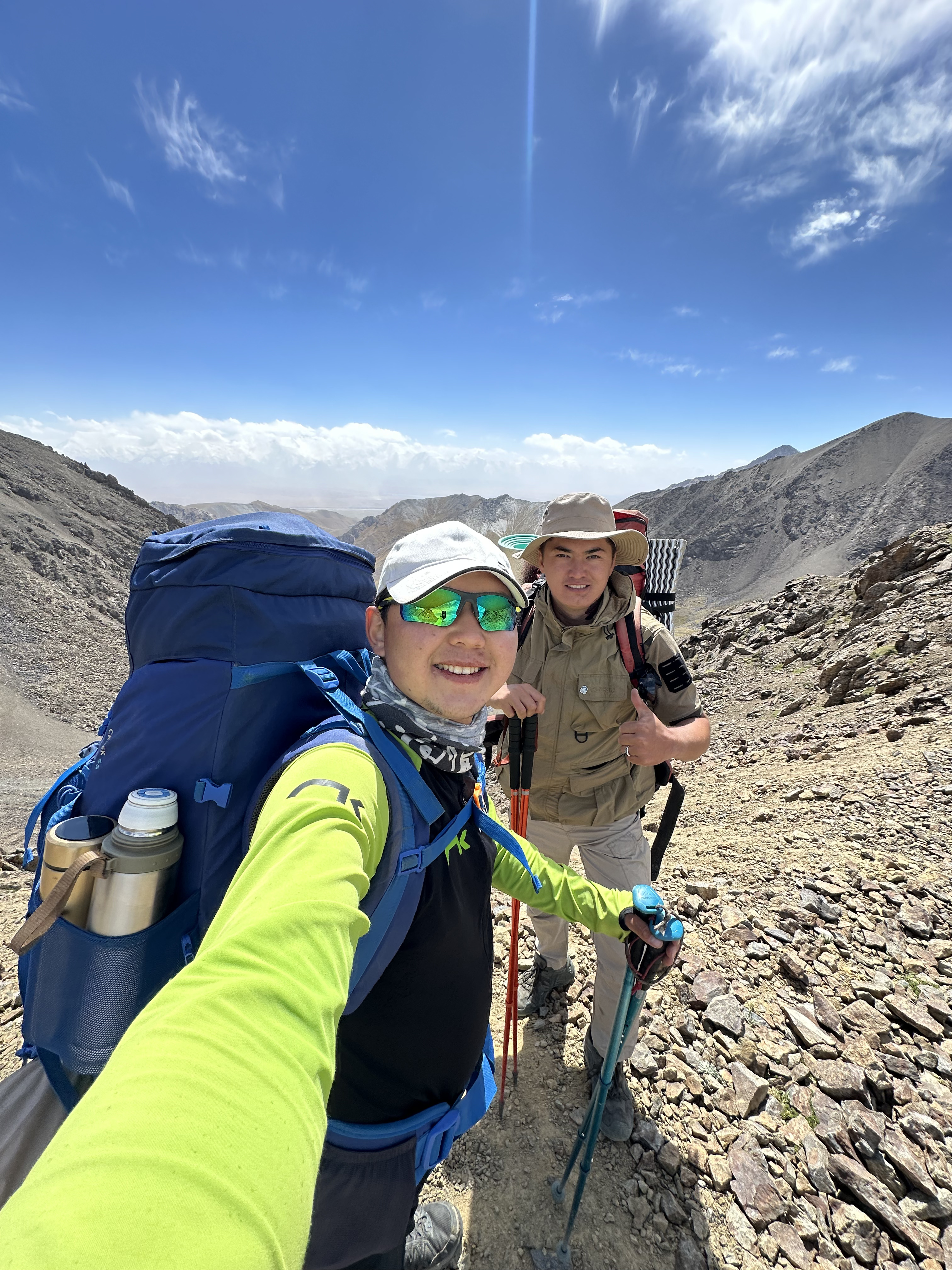 Треккинг-тур по Алайским горам — это захватывающее путешествие в самое сердце Памиро-Алайской горной системы. Маршрут объединяет высокогорные перевалы, альпийские озёра, просторные долины и аутентичный уклад жизни кочевых народов.

Тур предназначен для любителей природы и физически подготовленных путешественников и открывает одни из самых живописных и при этом малоизученных регионов Кыргызстана.

В рамках тура вы:
• преодолеете перевалы высотой более 4 000 метров;
• насладитесь панорамными видами на пик Ленина;
• проведёте ночи в традиционных юртовых лагерях;
• познакомитесь с повседневной жизнью местного населения;
• ощутите полное единение с природой.