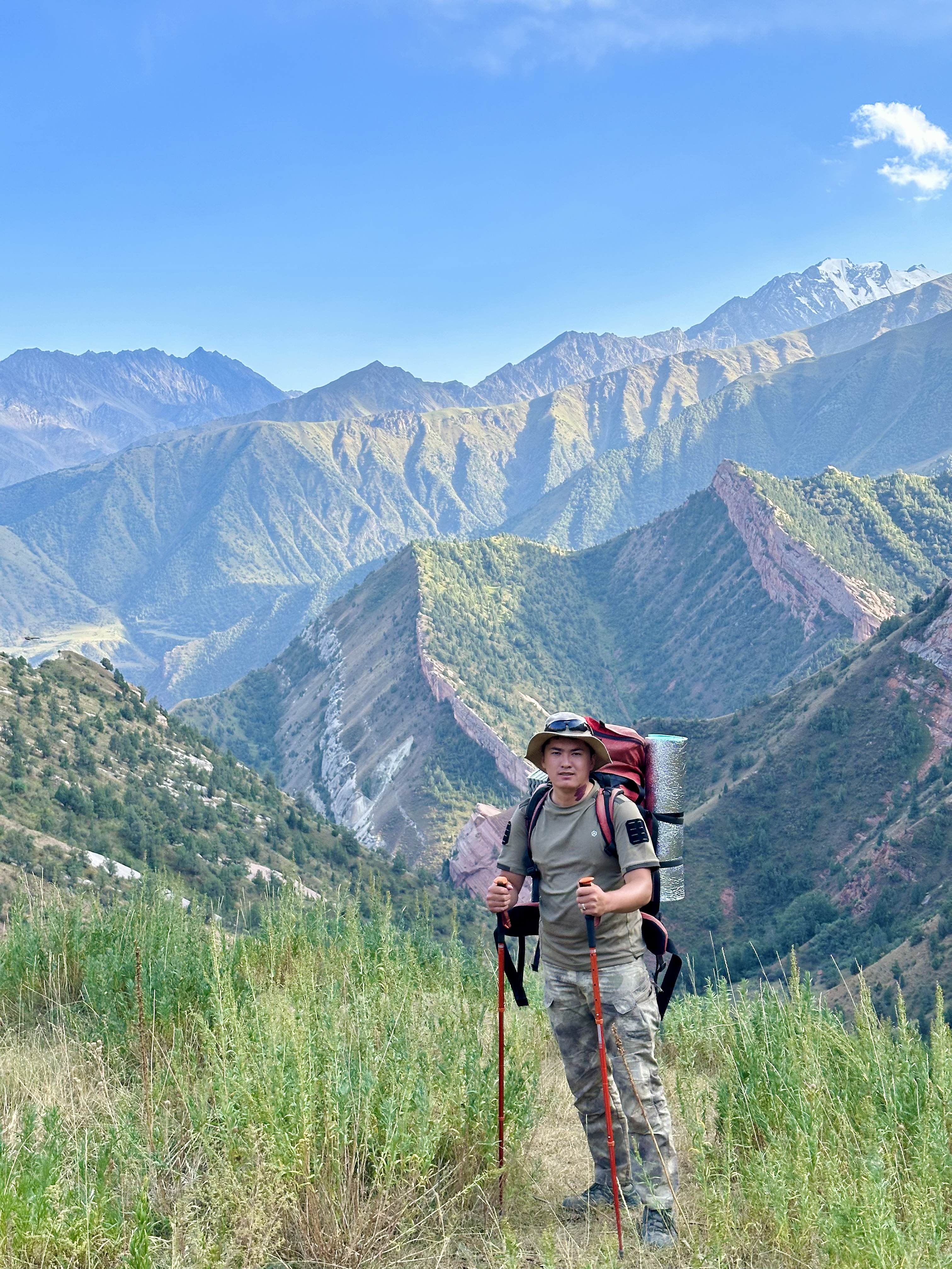 Треккинг-тур по Алайским горам — это захватывающее путешествие в самое сердце Памиро-Алайской горной системы. Маршрут объединяет высокогорные перевалы, альпийские озёра, просторные долины и аутентичный уклад жизни кочевых народов.

Тур предназначен для любителей природы и физически подготовленных путешественников и открывает одни из самых живописных и при этом малоизученных регионов Кыргызстана.

В рамках тура вы:
• преодолеете перевалы высотой более 4 000 метров;
• насладитесь панорамными видами на пик Ленина;
• проведёте ночи в традиционных юртовых лагерях;
• познакомитесь с повседневной жизнью местного населения;
• ощутите полное единение с природой.