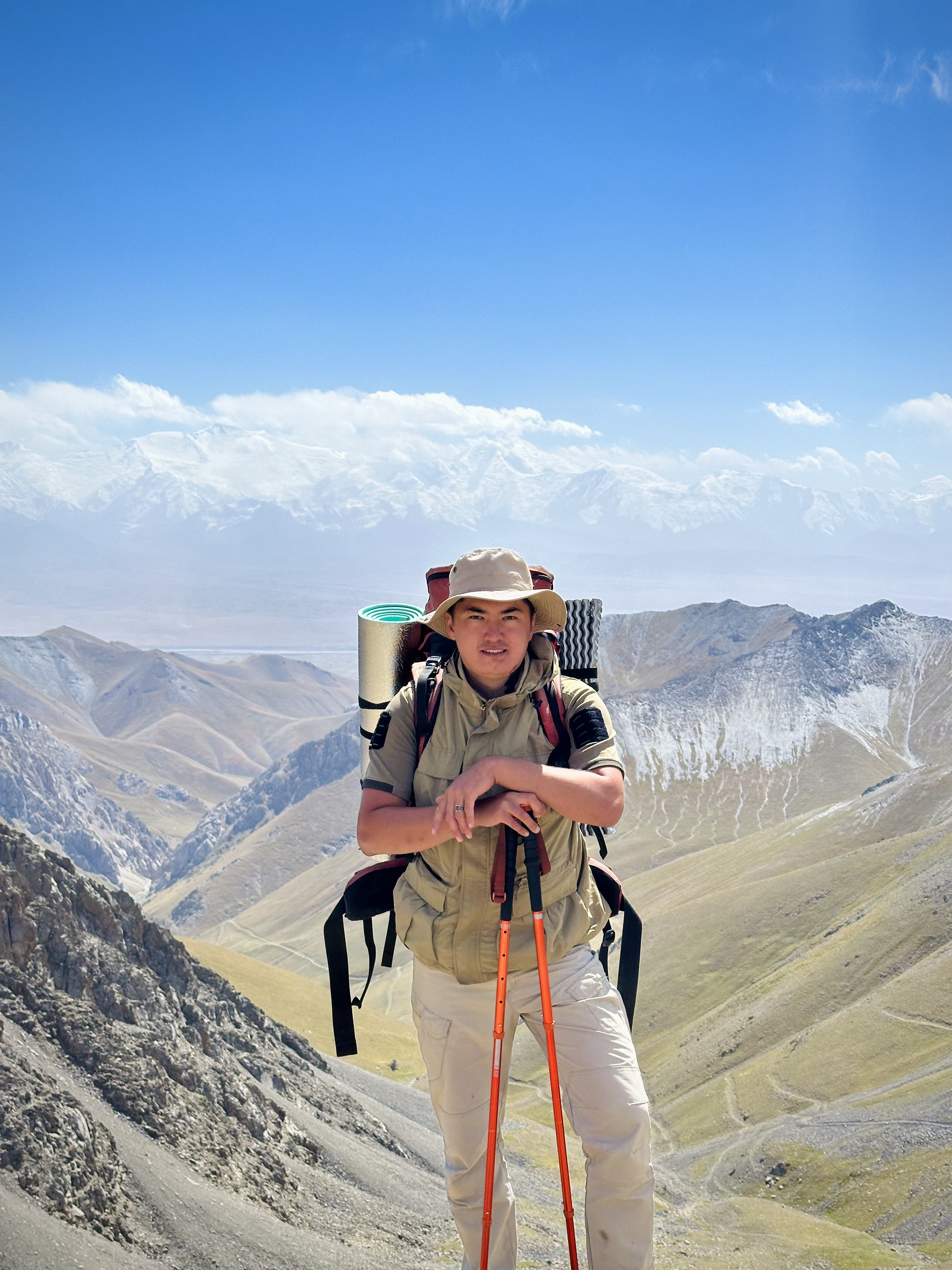 Треккинг-тур по Алайским горам — это захватывающее путешествие в самое сердце Памиро-Алайской горной системы. Маршрут объединяет высокогорные перевалы, альпийские озёра, просторные долины и аутентичный уклад жизни кочевых народов.

Тур предназначен для любителей природы и физически подготовленных путешественников и открывает одни из самых живописных и при этом малоизученных регионов Кыргызстана.

В рамках тура вы:
• преодолеете перевалы высотой более 4 000 метров;
• насладитесь панорамными видами на пик Ленина;
• проведёте ночи в традиционных юртовых лагерях;
• познакомитесь с повседневной жизнью местного населения;
• ощутите полное единение с природой.