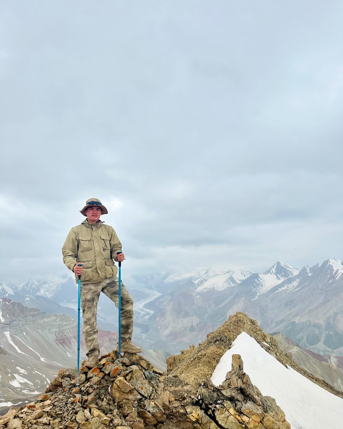 Треккинг-тур по Алайским горам — это захватывающее путешествие в самое сердце Памиро-Алайской горной системы. Маршрут объединяет высокогорные перевалы, альпийские озёра, просторные долины и аутентичный уклад жизни кочевых народов.

Тур предназначен для любителей природы и физически подготовленных путешественников и открывает одни из самых живописных и при этом малоизученных регионов Кыргызстана.

В рамках тура вы:
• преодолеете перевалы высотой более 4 000 метров;
• насладитесь панорамными видами на пик Ленина;
• проведёте ночи в традиционных юртовых лагерях;
• познакомитесь с повседневной жизнью местного населения;
• ощутите полное единение с природой.