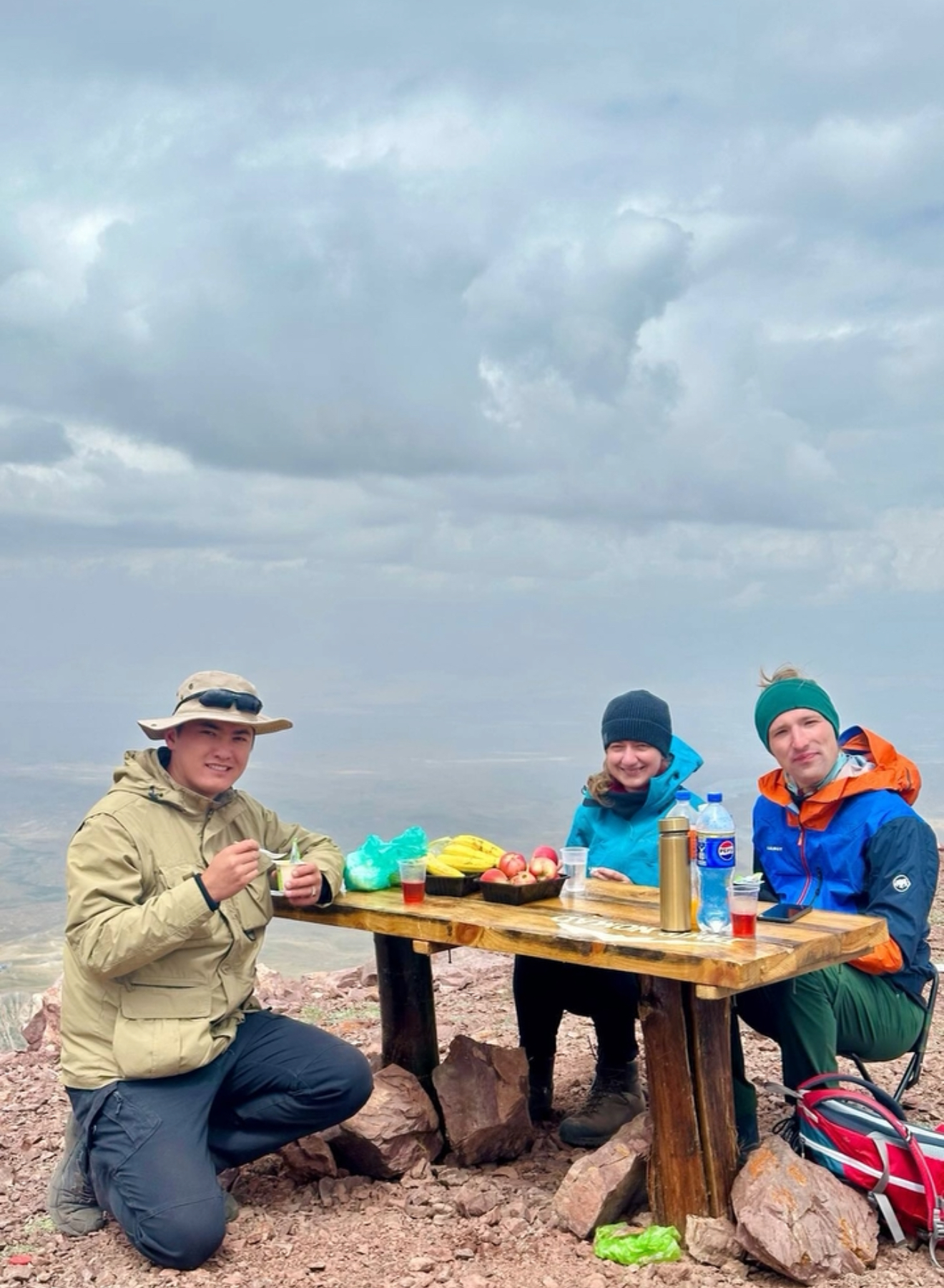 Треккинг-тур по Алайским горам — это захватывающее путешествие в самое сердце Памиро-Алайской горной системы. Маршрут объединяет высокогорные перевалы, альпийские озёра, просторные долины и аутентичный уклад жизни кочевых народов.

Тур предназначен для любителей природы и физически подготовленных путешественников и открывает одни из самых живописных и при этом малоизученных регионов Кыргызстана.

В рамках тура вы:
• преодолеете перевалы высотой более 4 000 метров;
• насладитесь панорамными видами на пик Ленина;
• проведёте ночи в традиционных юртовых лагерях;
• познакомитесь с повседневной жизнью местного населения;
• ощутите полное единение с природой.