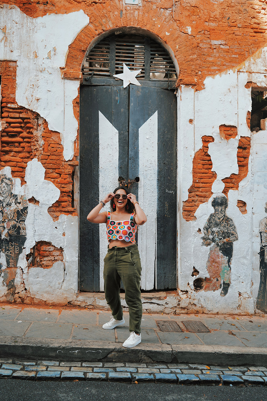 📸 Callejón de la Puerta con la Bandera