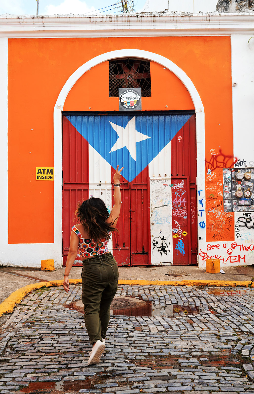 📸 Callejón de la Puerta con la Bandera