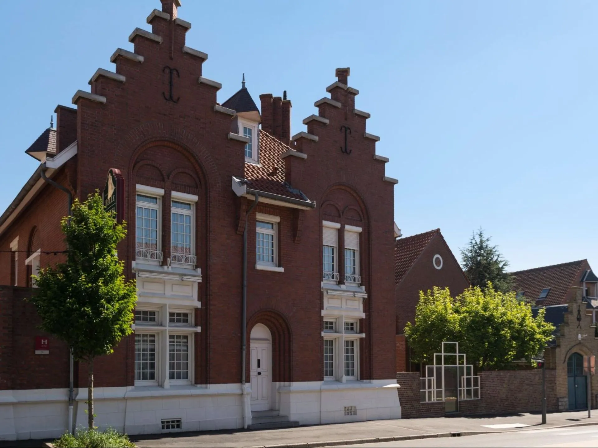 BELLE HOTEL