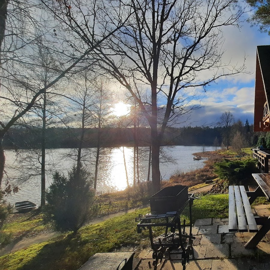 Ezerkalni, Brīvdienu māja