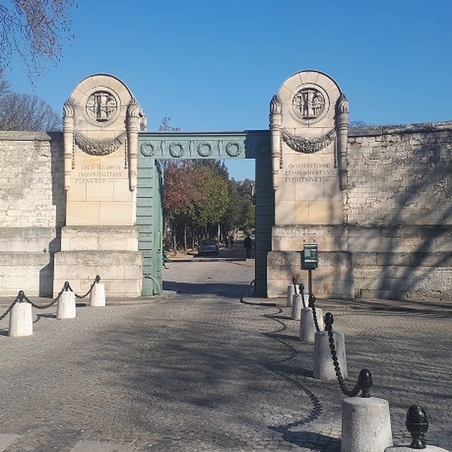 Père Lachaise Cemetery
