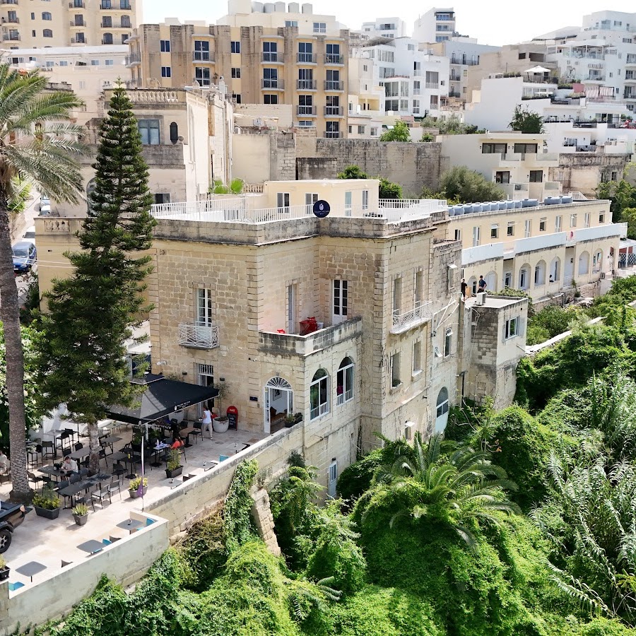 Follow The Sun Boutique Hostel