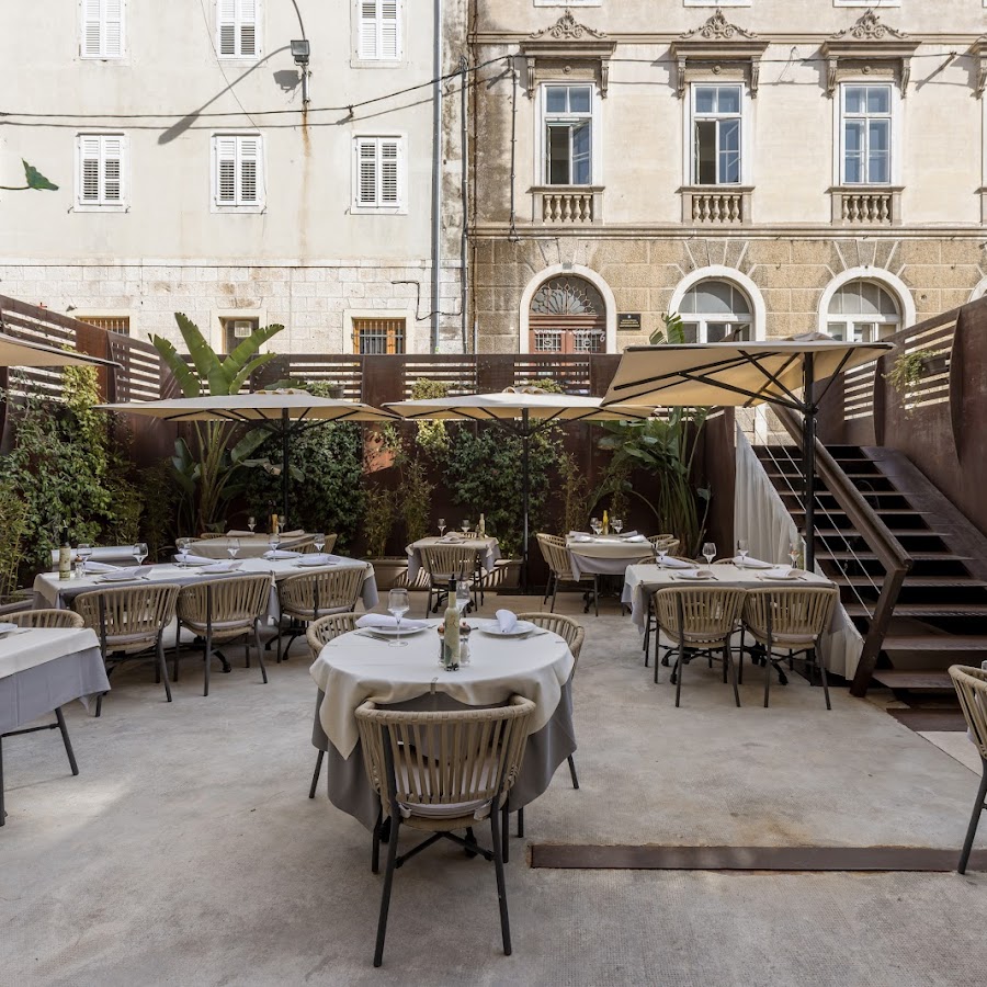 Leonis Restaurant and Rooms