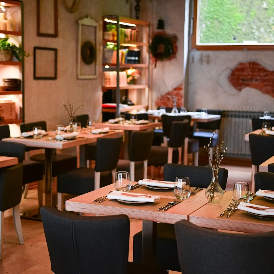 Pod Zidom Bistro