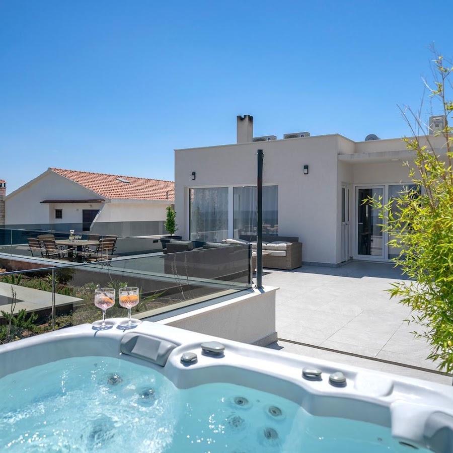 Exclusive Seafront Suites with jacuzzi