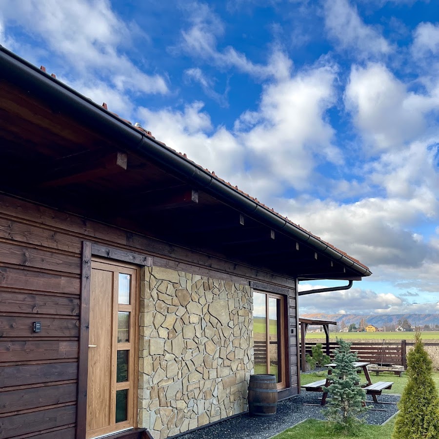 DREVENÁ CHALÚPKA A APARTMÁN