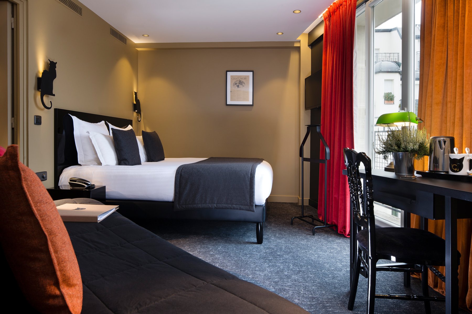 CHAT NOIR DESIGN HÔTEL
