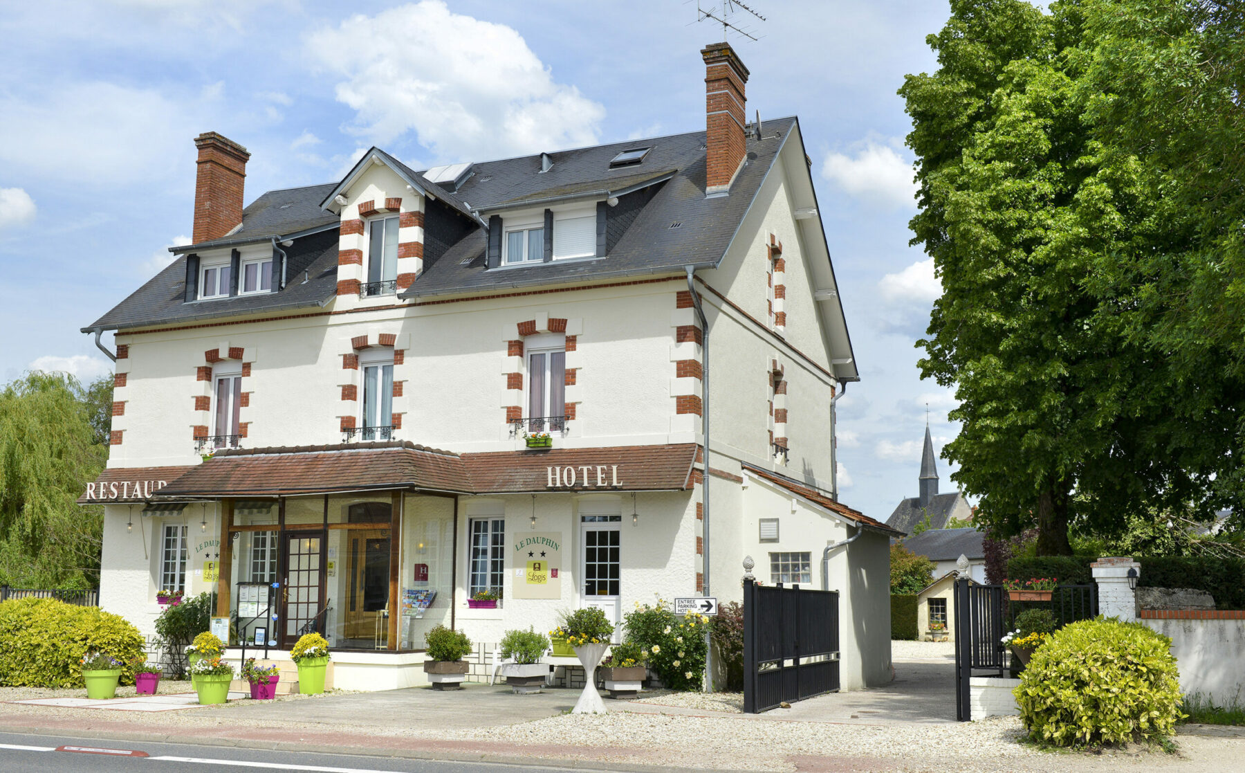 HÔTEL RESTAURANT LE DAUPHIN