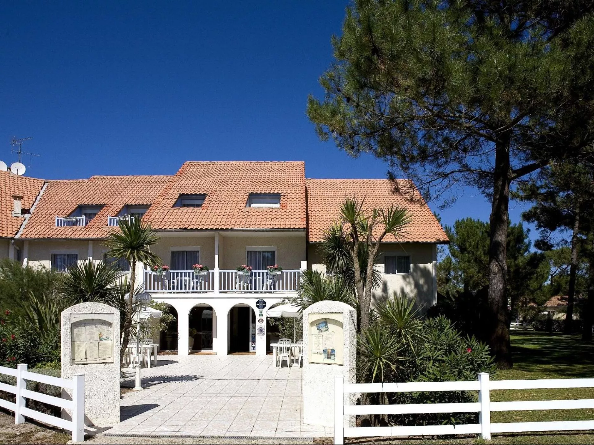 SARL FJL HOTEL LES VAGUES