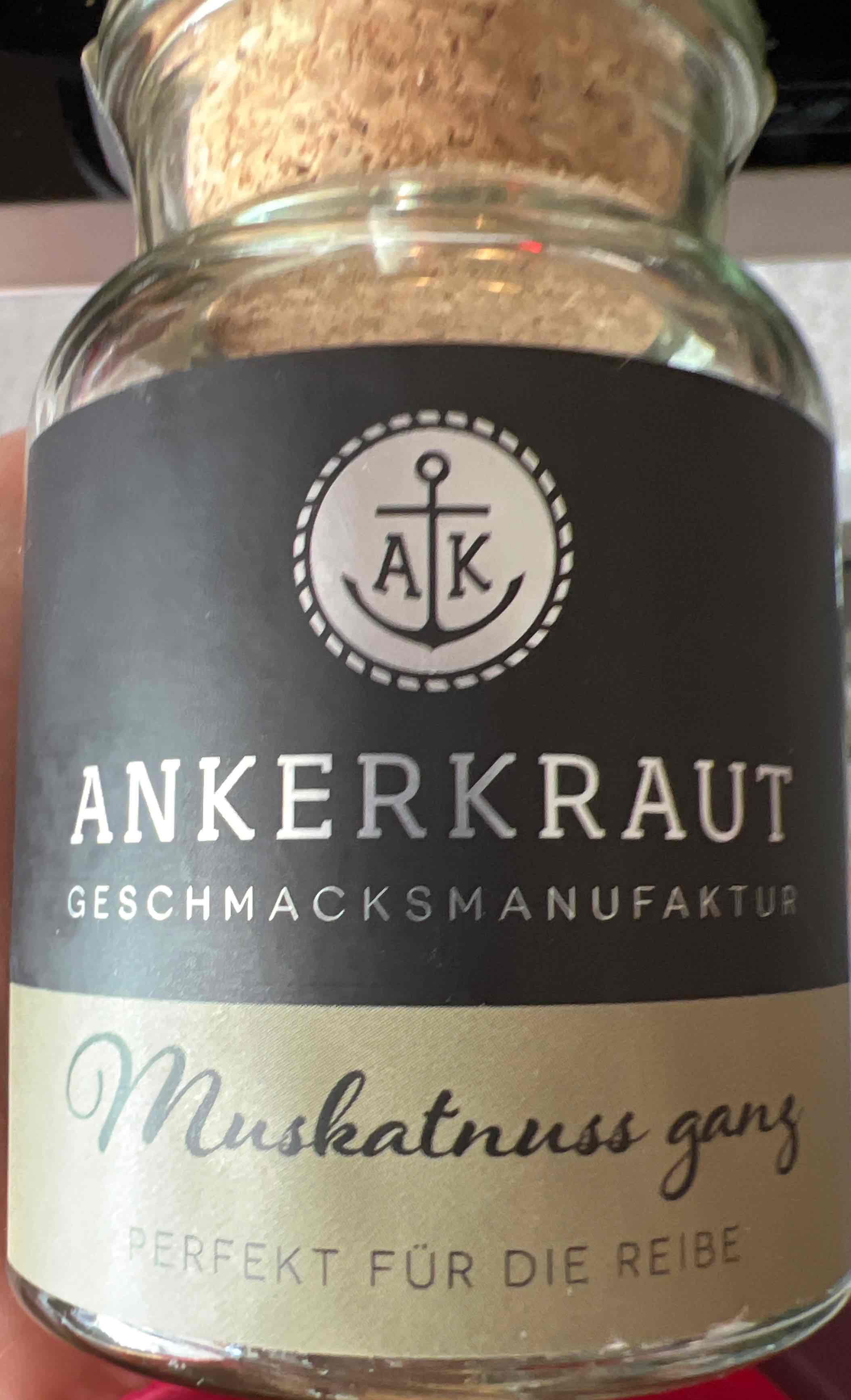 Muskatnuss ganz