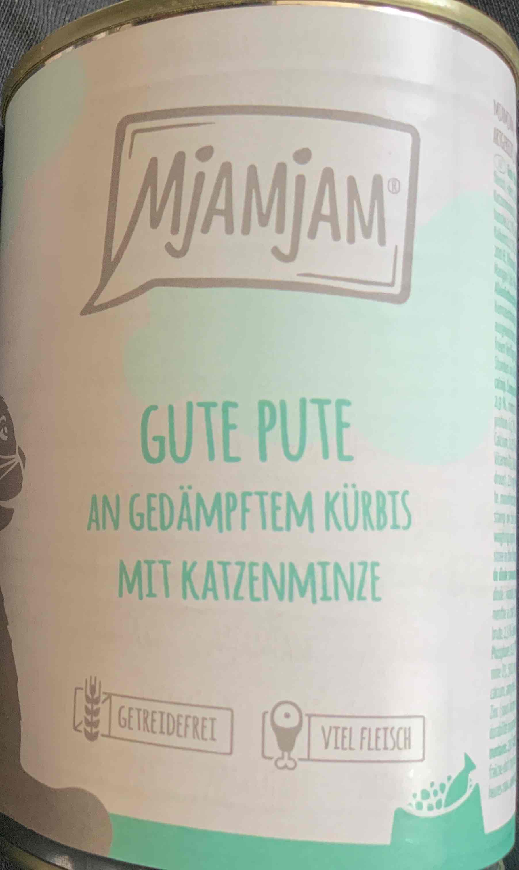 Gute Pute an gedämpften Kürbis mit Katzenminze