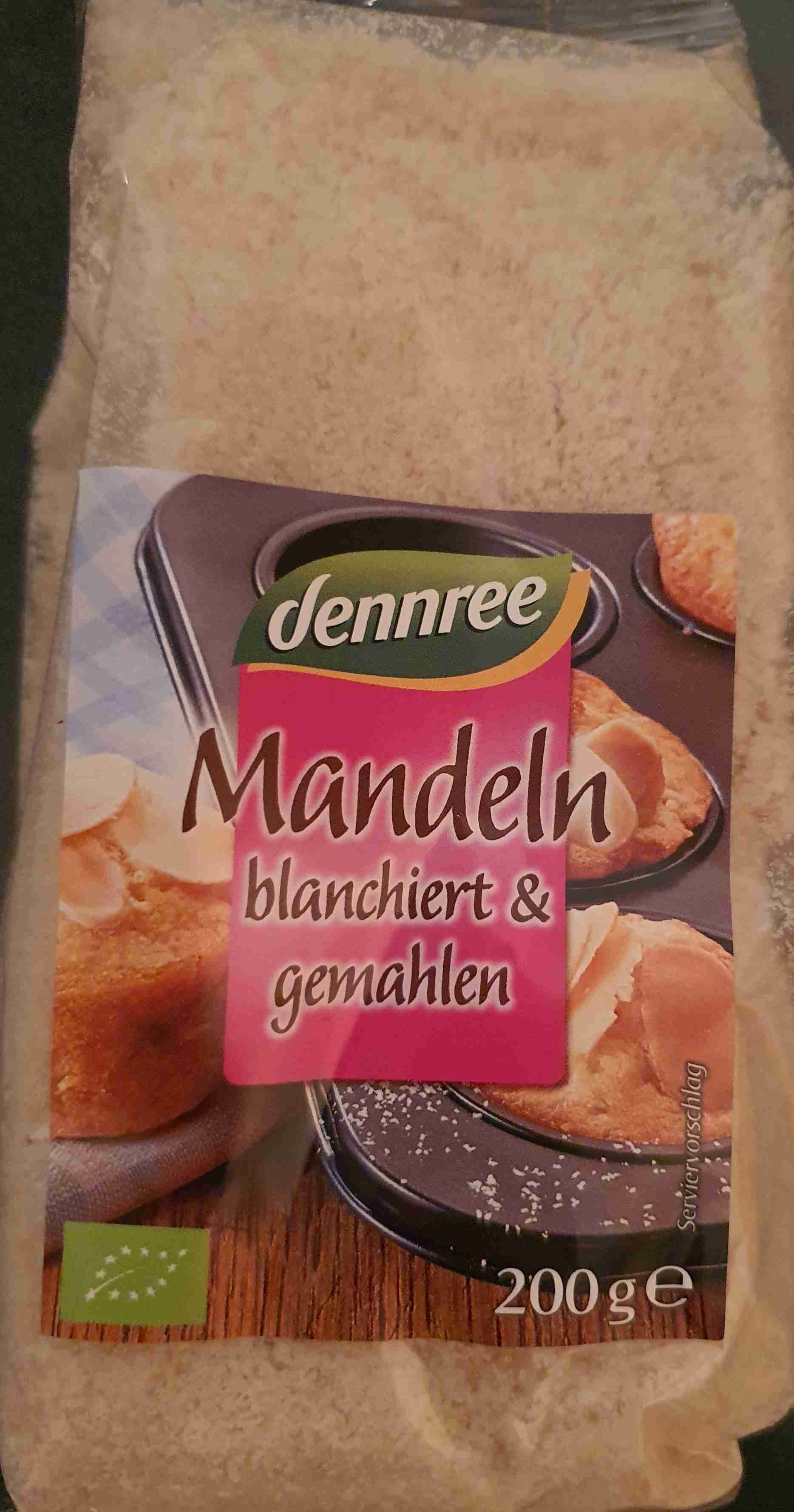 Mandeln blanchiert und gemahlen