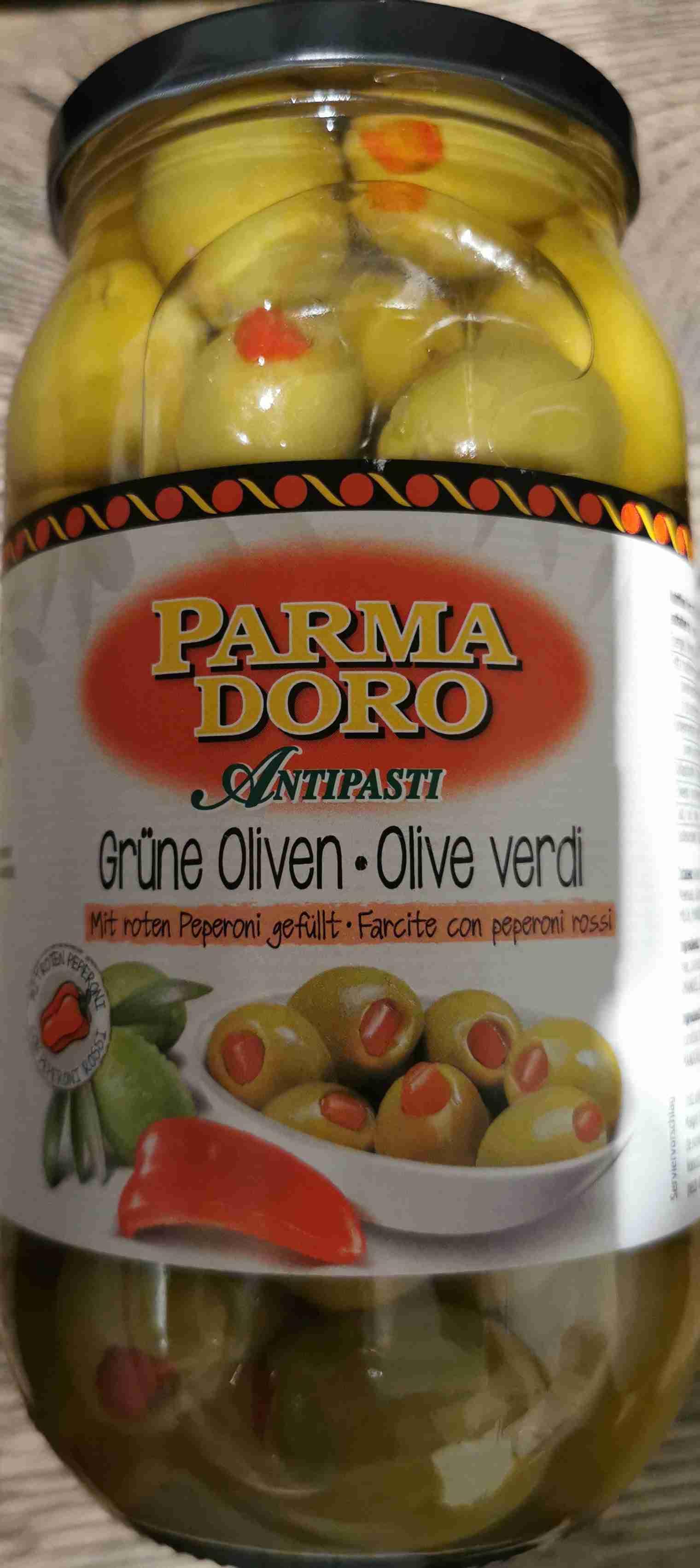 Grüne Oliven mit roten Paprika gefüllt