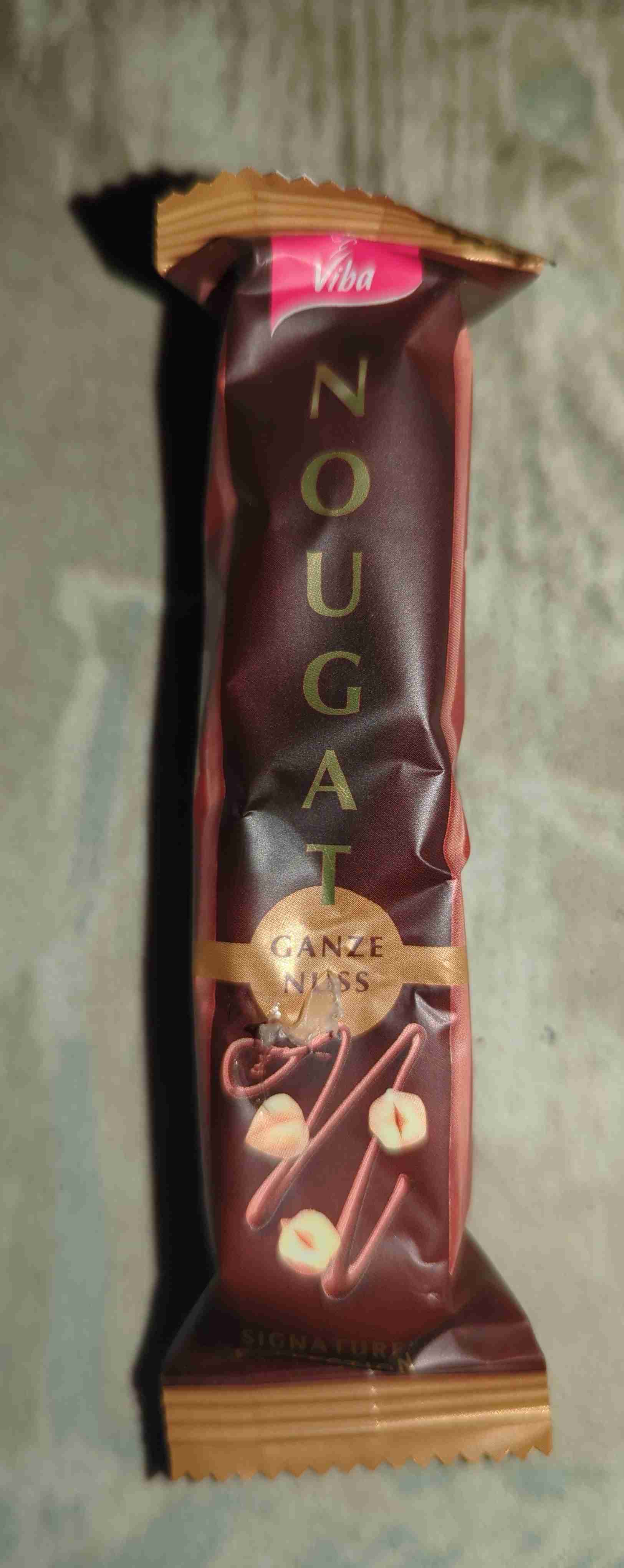 Nougat, ganze Nuss