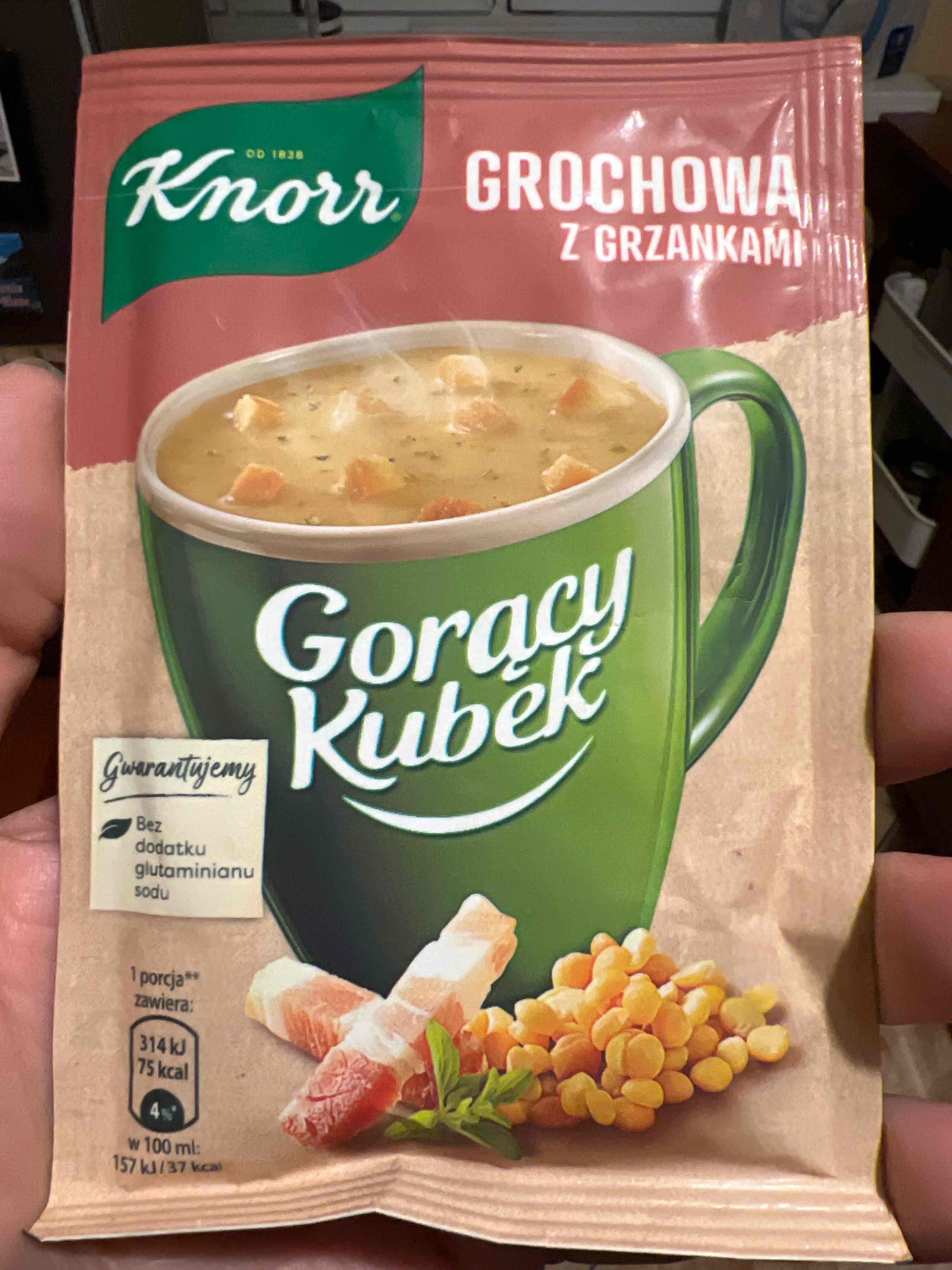 Gorący kubek grochowa z grzankami