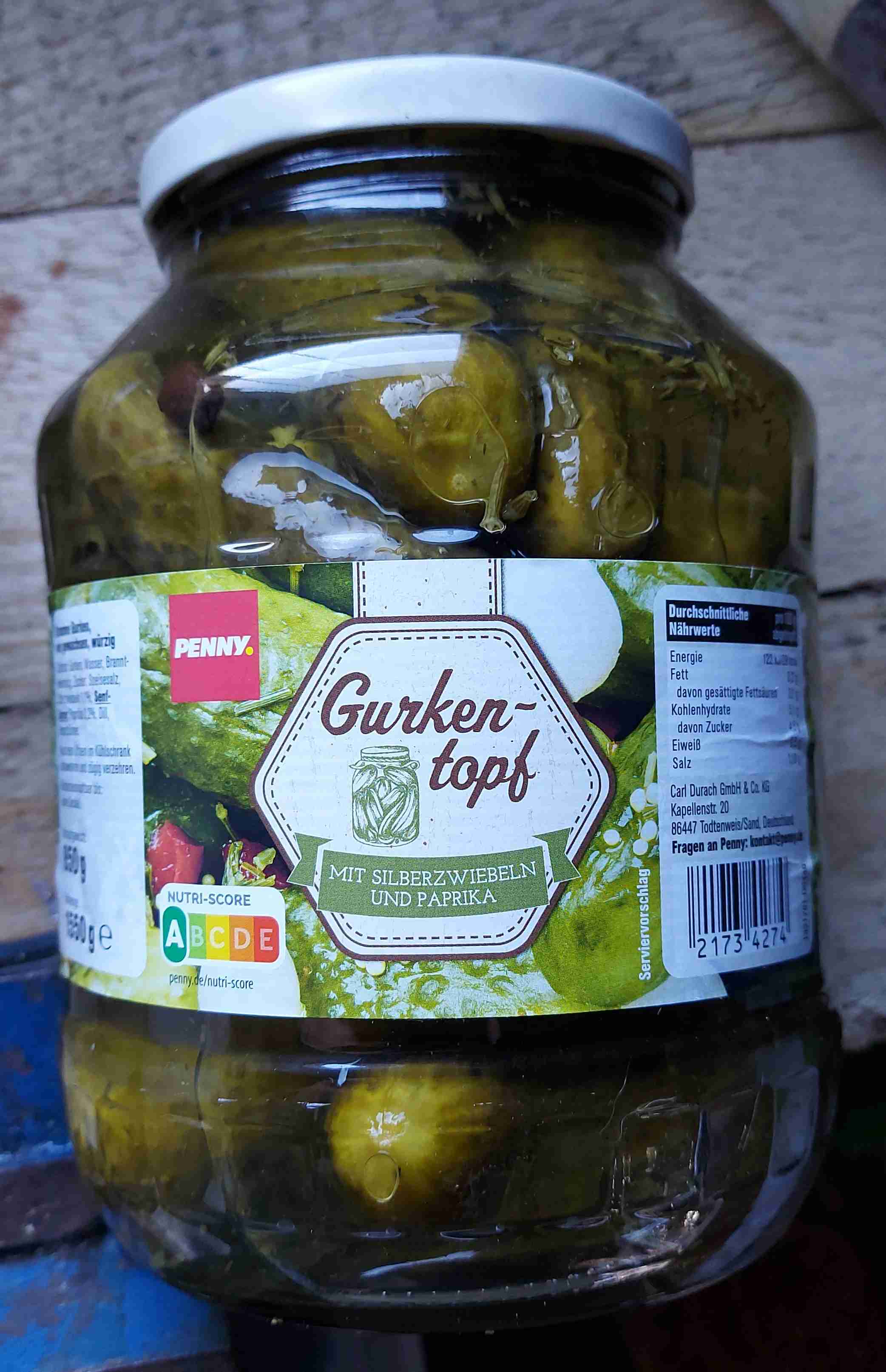 Gurkentopf mit Silberywiebeln und Paprika