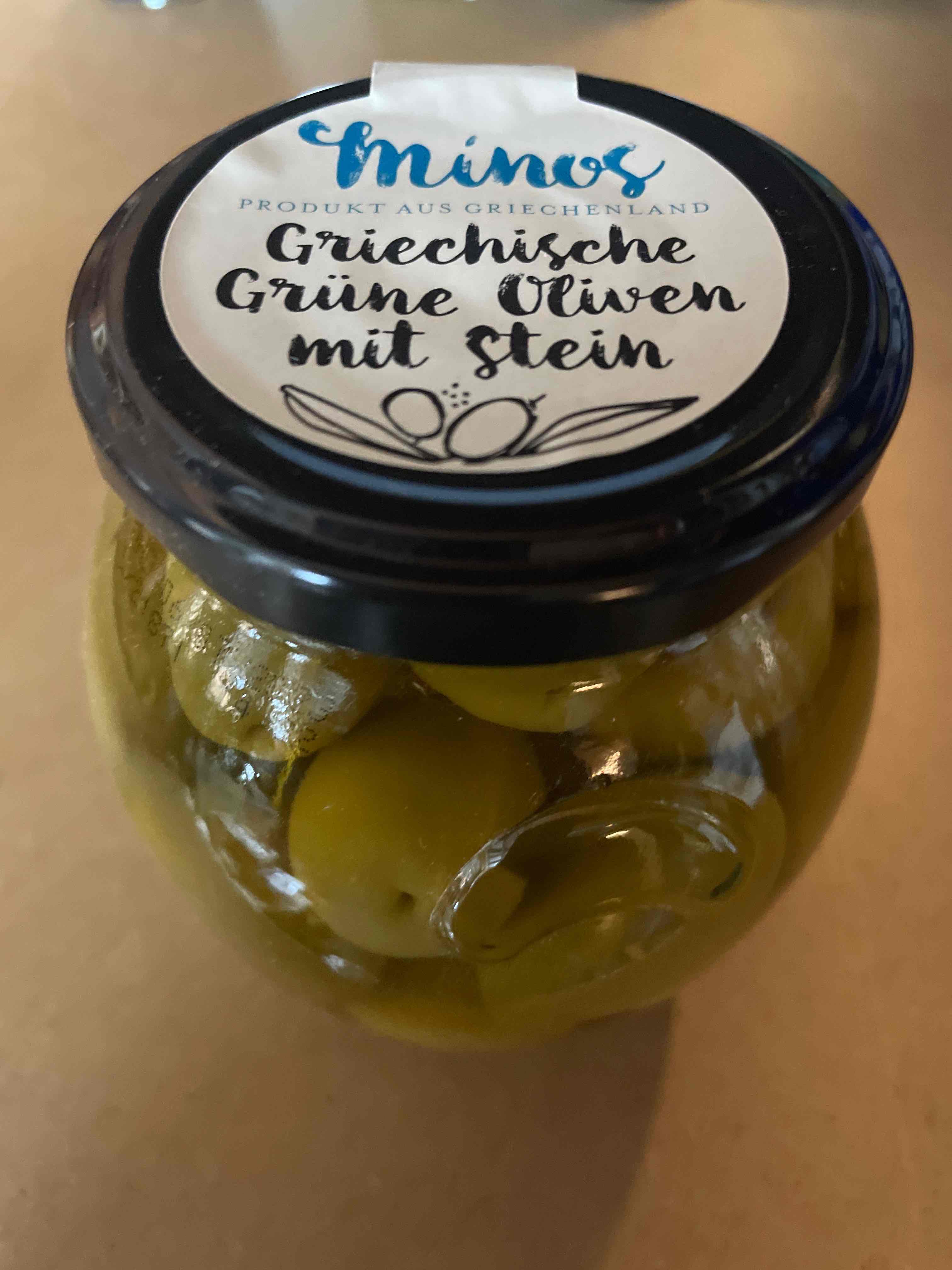 Griechische grüne Oliven mit Stein
