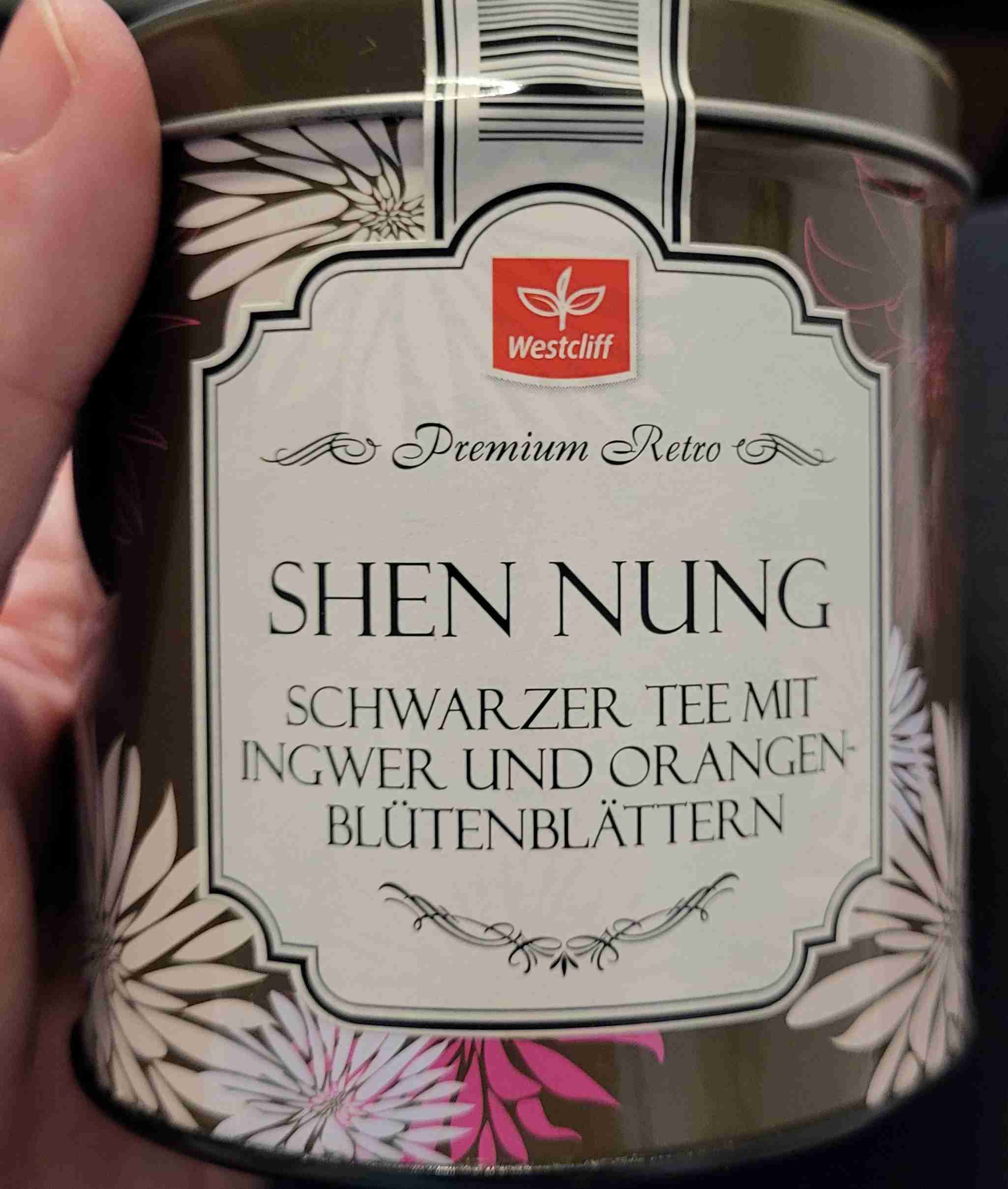 Schwarzer Tee mit Ingwer und Orangenblütenblättern