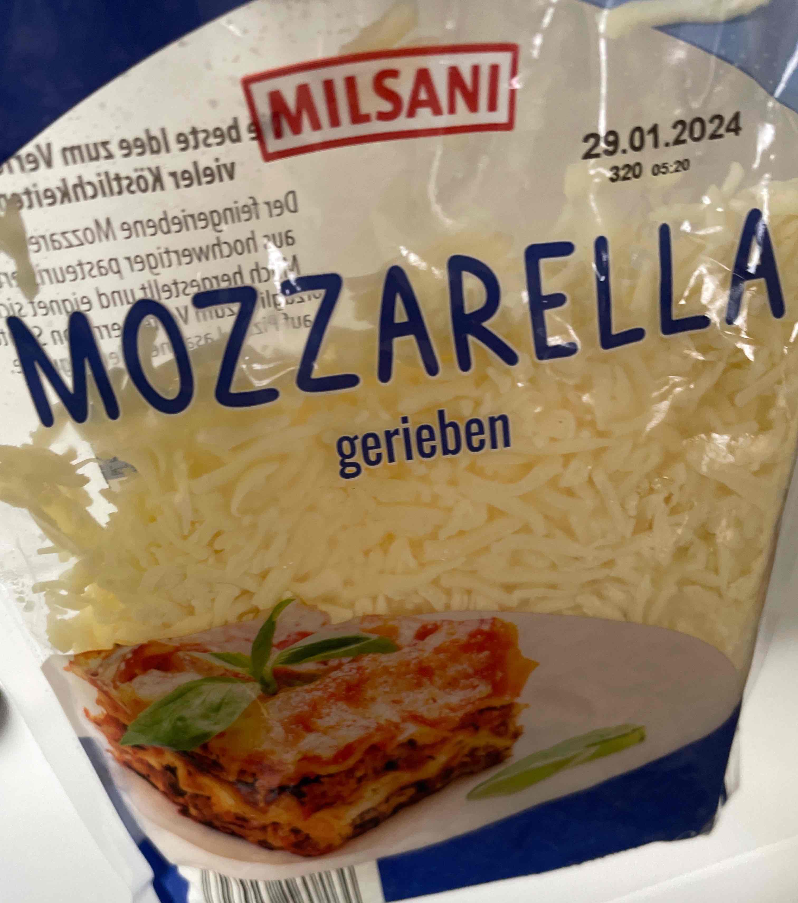 Mozzarella gerieben